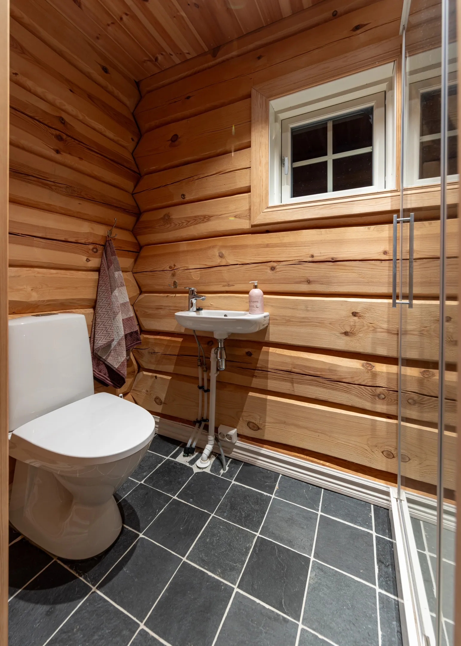 Modern 5-Bedroom Cabin with Expansive Garden and Terrace in Nesbyen - View image 21 of 45