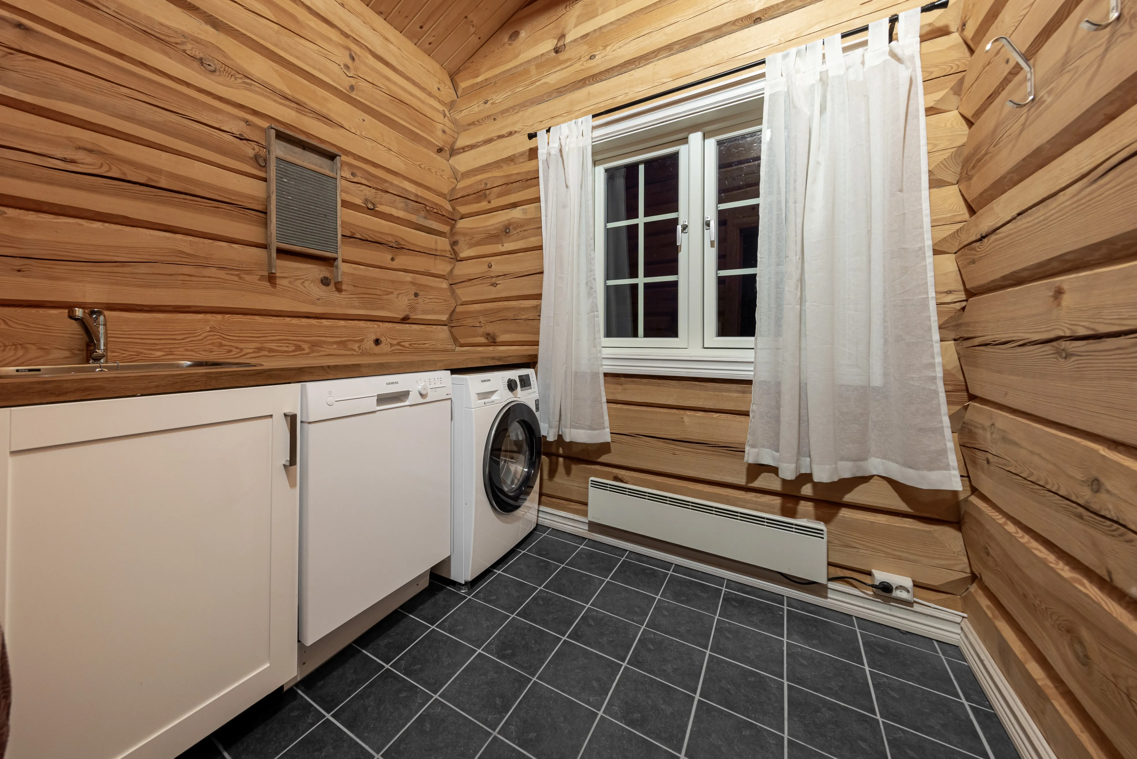 Modern 5-Bedroom Cabin with Expansive Garden and Terrace in Nesbyen - View image 29 of 45