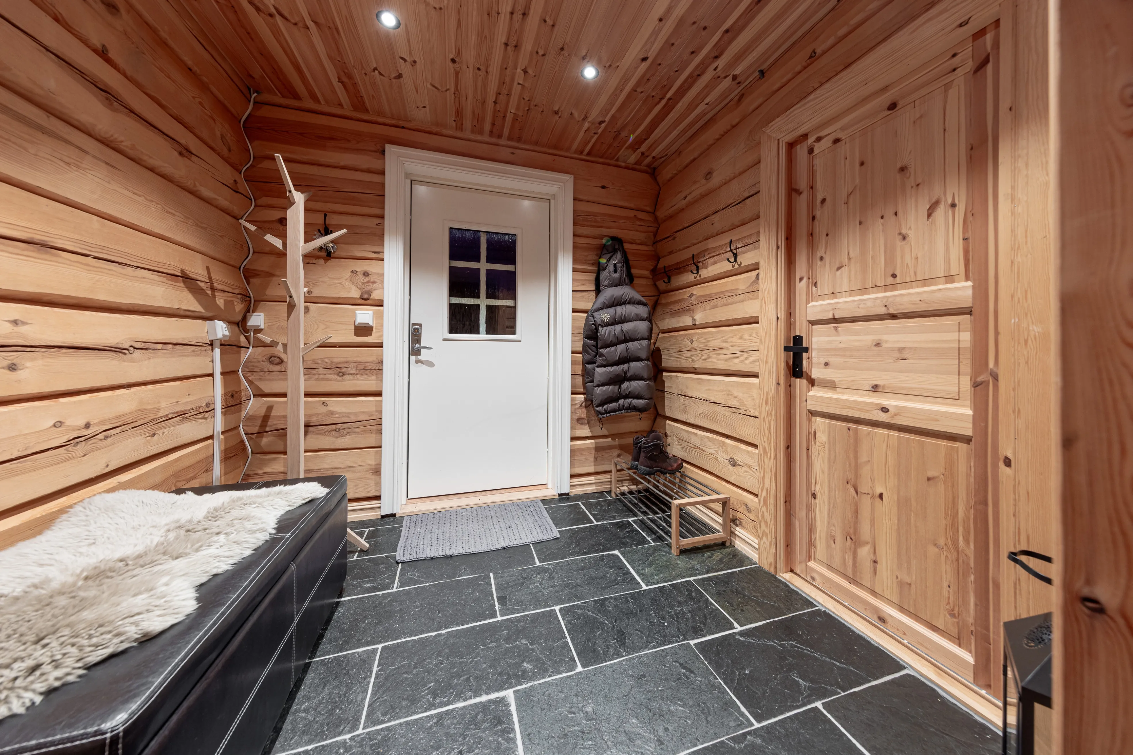 Modern 5-Bedroom Cabin with Expansive Garden and Terrace in Nesbyen - View image 31 of 45