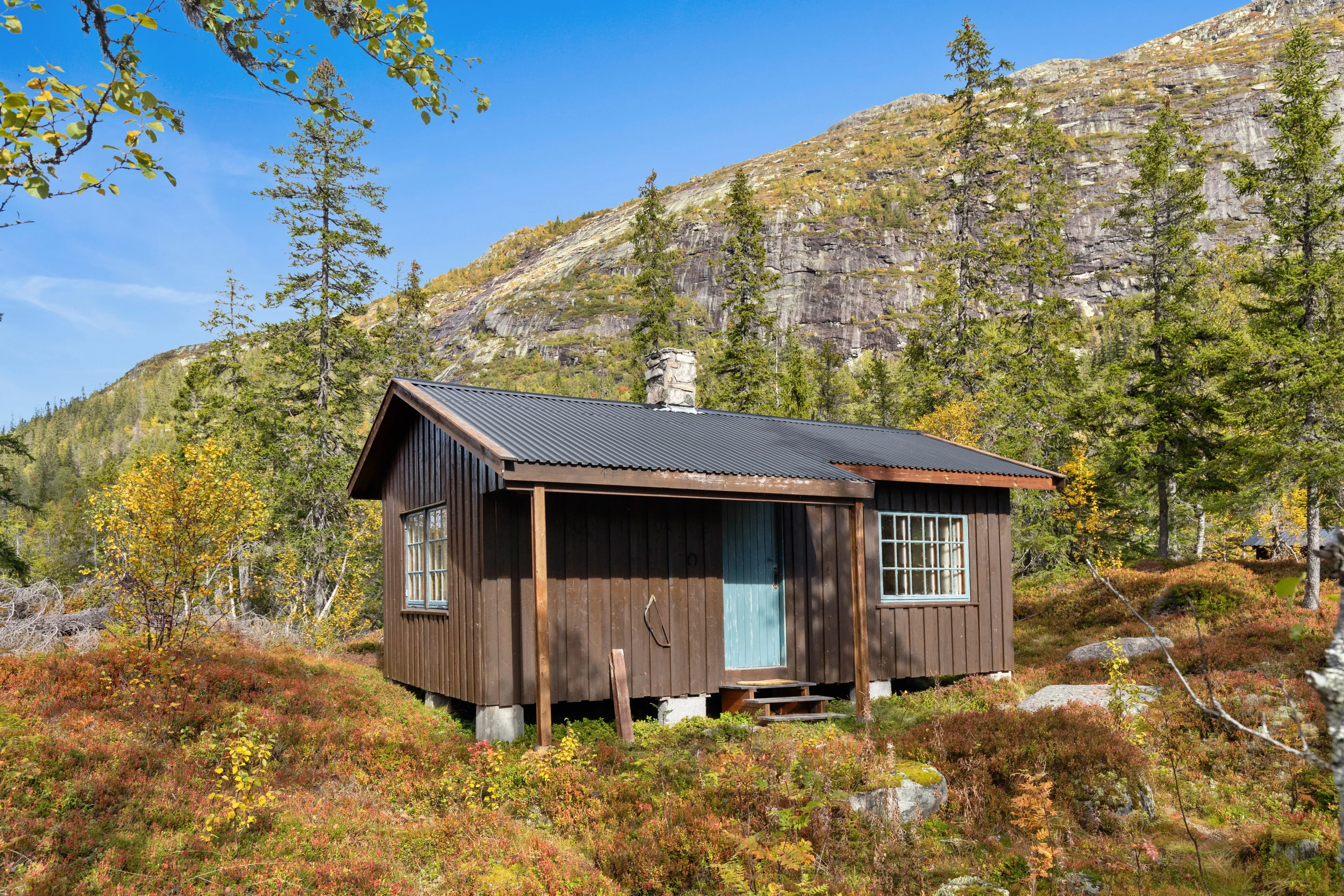 Norwegian Cabin Retreat with Expansive Grounds in Scenic Skardsdalen - Image 1