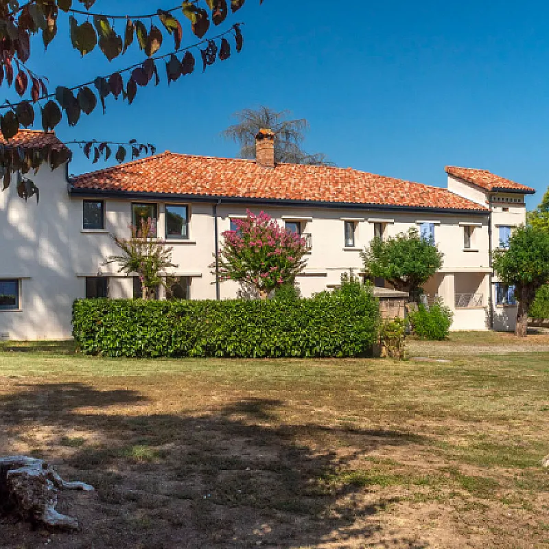 Spacious 10-Bedroom Country Retreat with Pool in Tarn et Garonne