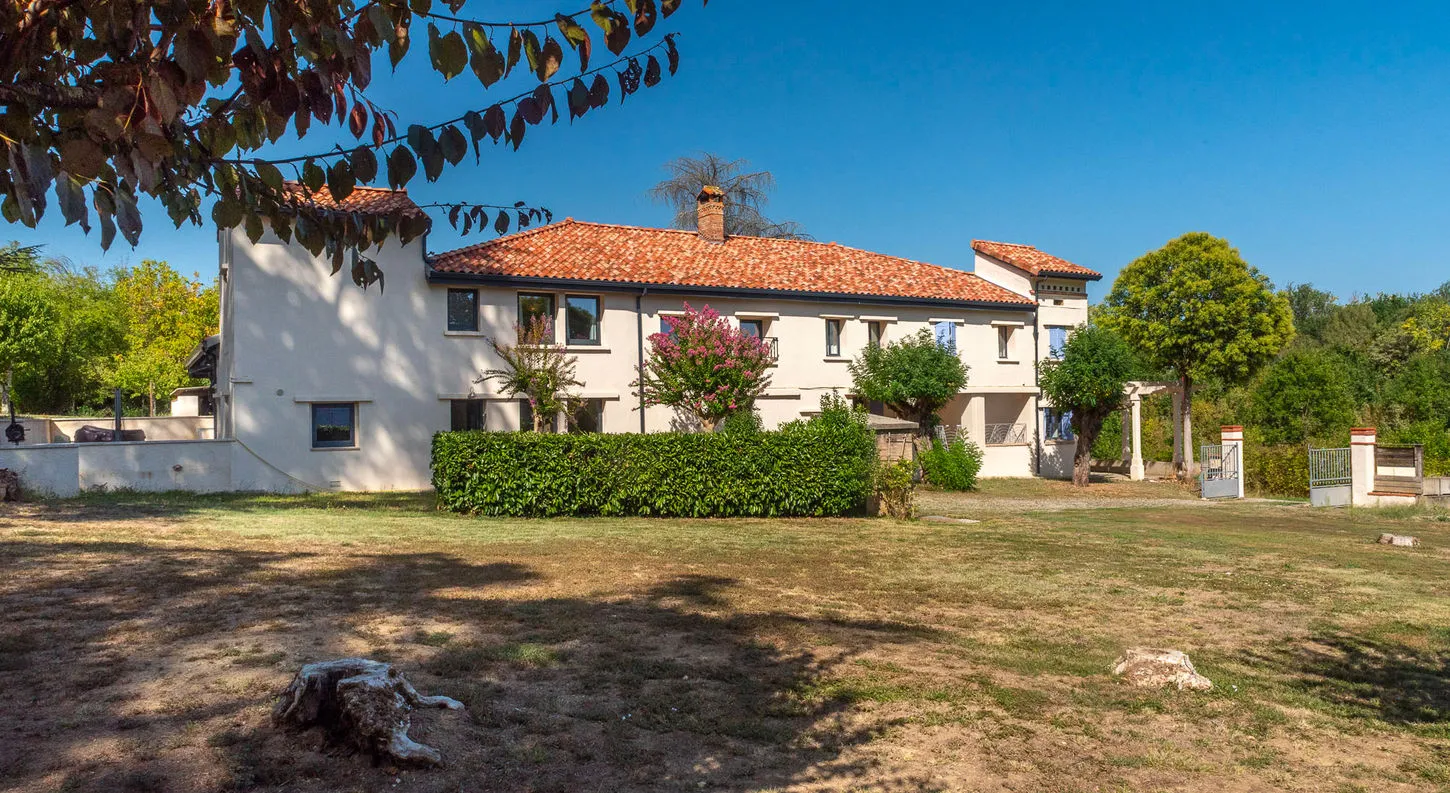 Spacious 10-Bedroom Country Retreat with Pool in Tarn et Garonne - Image 1