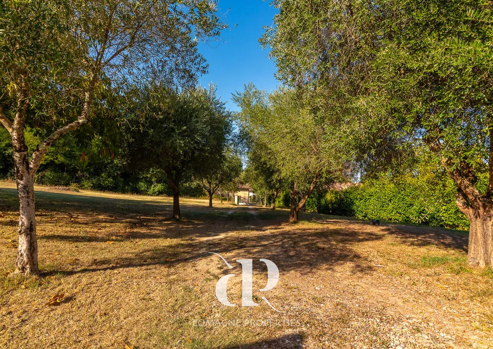 Spacious 10-Bedroom Country Retreat with Pool in Tarn et Garonne - View image 20 of 26
