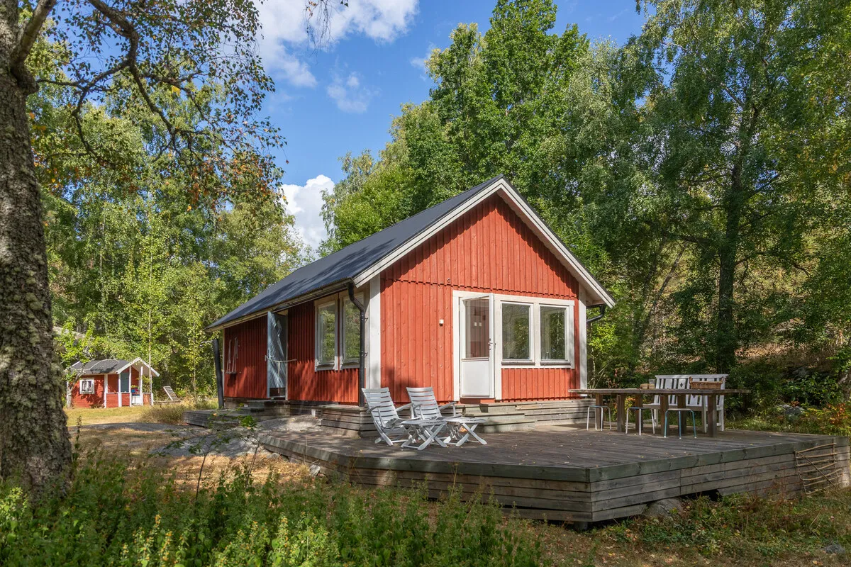1960s Swedish Country House with Expansive Garden on Möja Island - Image 1