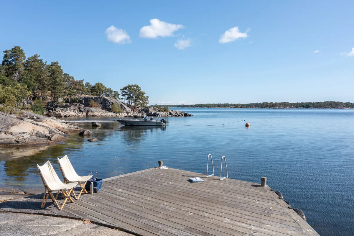 1960s Swedish Country House with Expansive Garden on Möja Island - Image 3