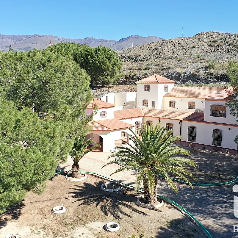 Spacious 5-Bedroom House with Pool and Expansive Grounds in Almería