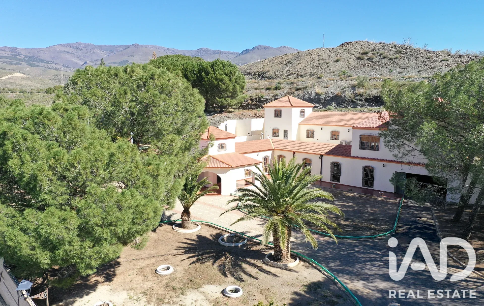 Spacious 5-Bedroom House with Pool and Expansive Grounds in Almería - Image 1