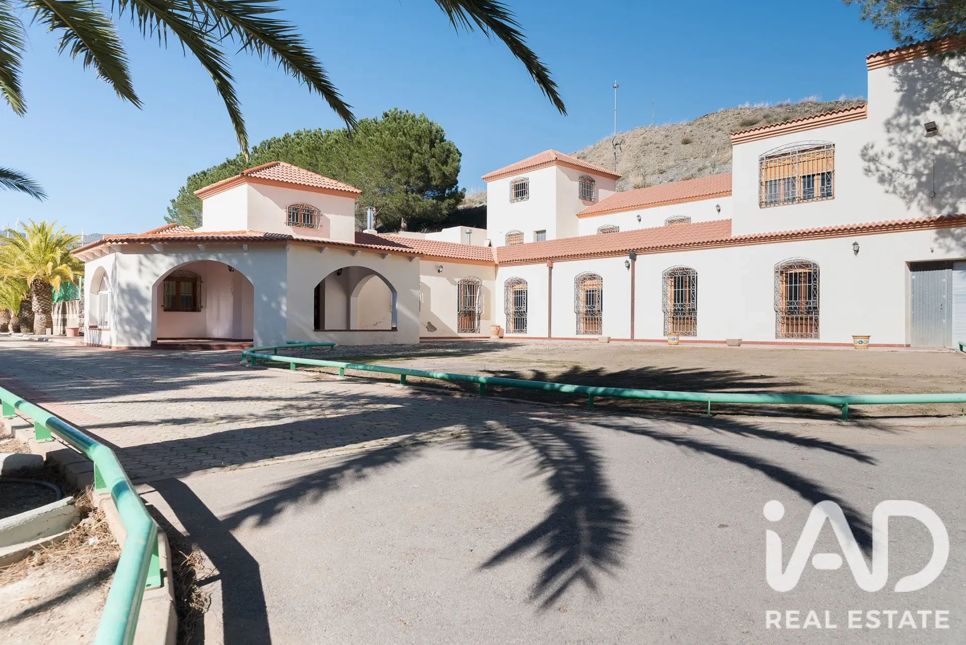 Spacious 5-Bedroom House with Pool and Expansive Grounds in Almería - Image 2