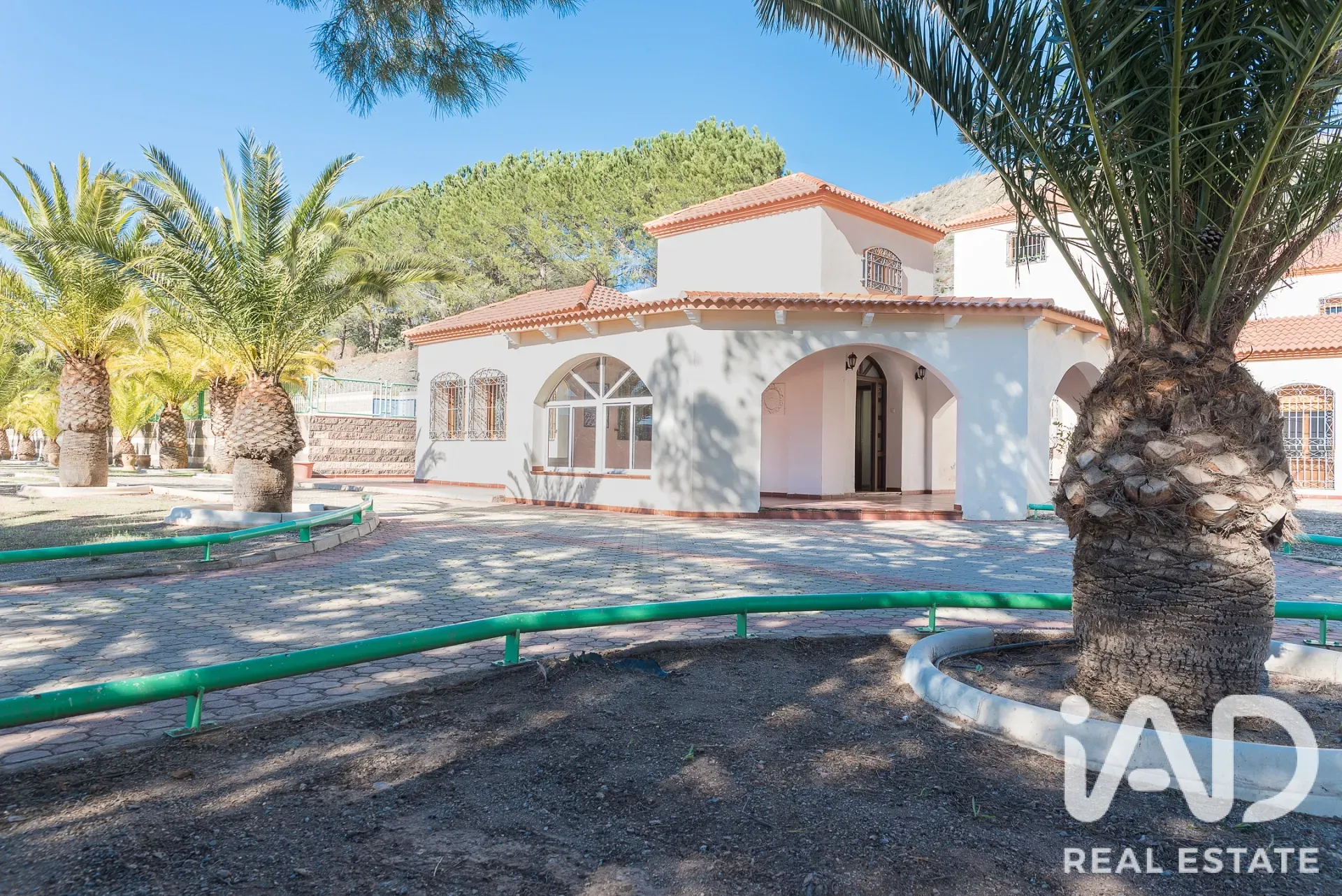 Spacious 5-Bedroom House with Pool and Expansive Grounds in Almería - Image 3
