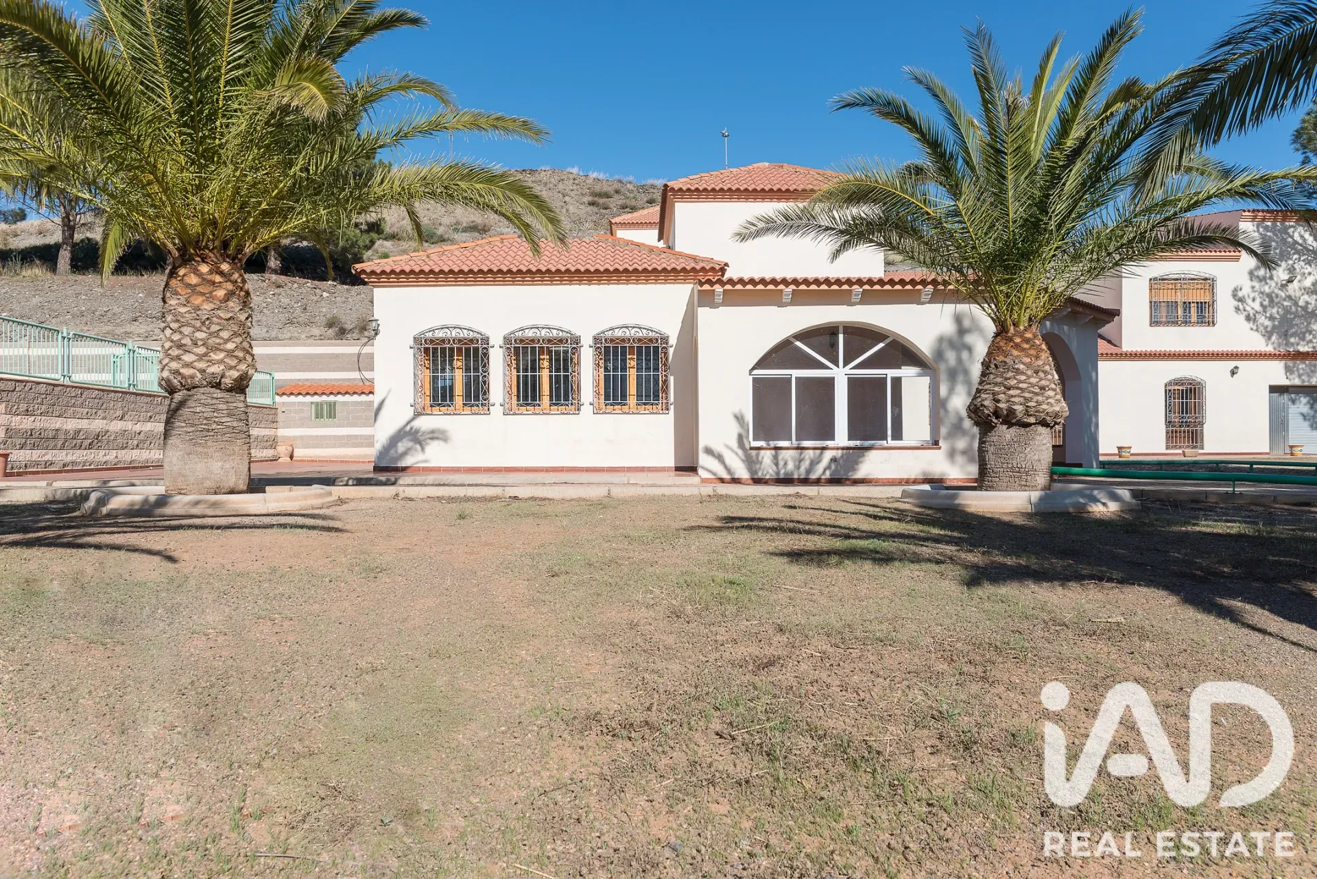 Spacious 5-Bedroom House with Pool and Expansive Grounds in Almería - Image 4