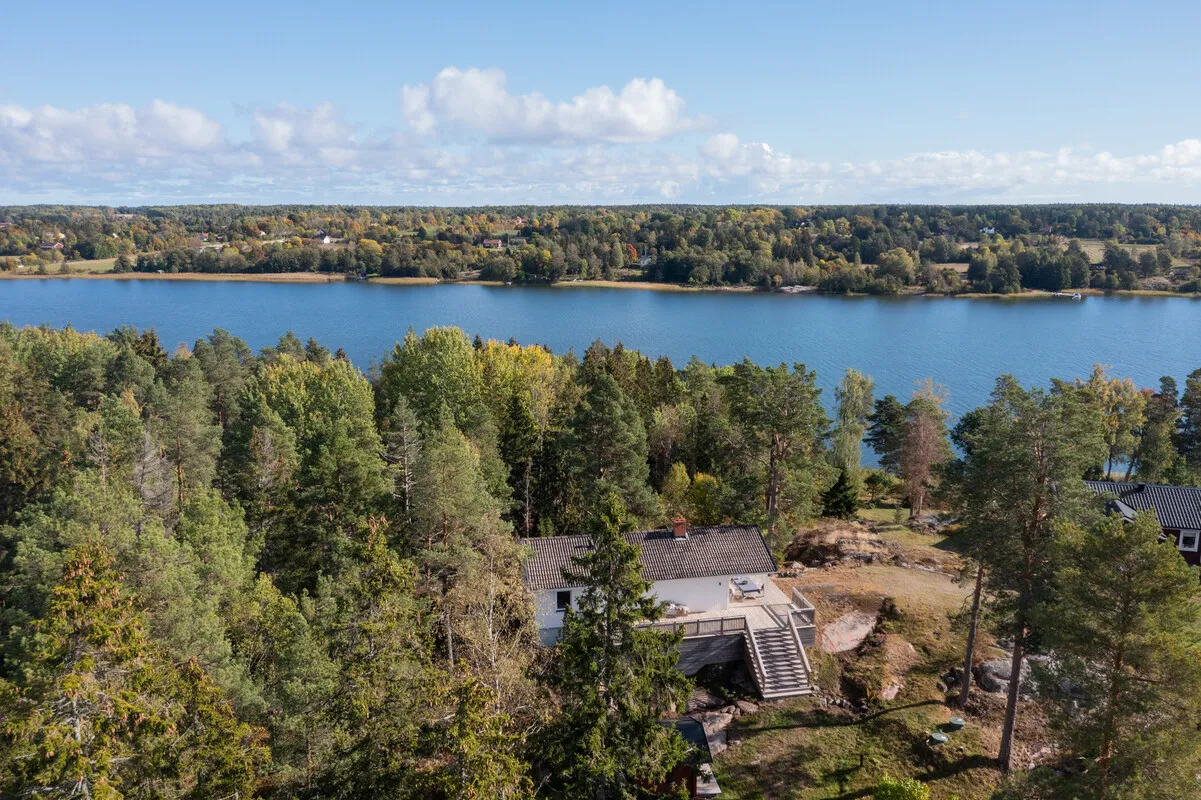 1970s Swedish Country House with Expansive Garden in Väddö - Image 1