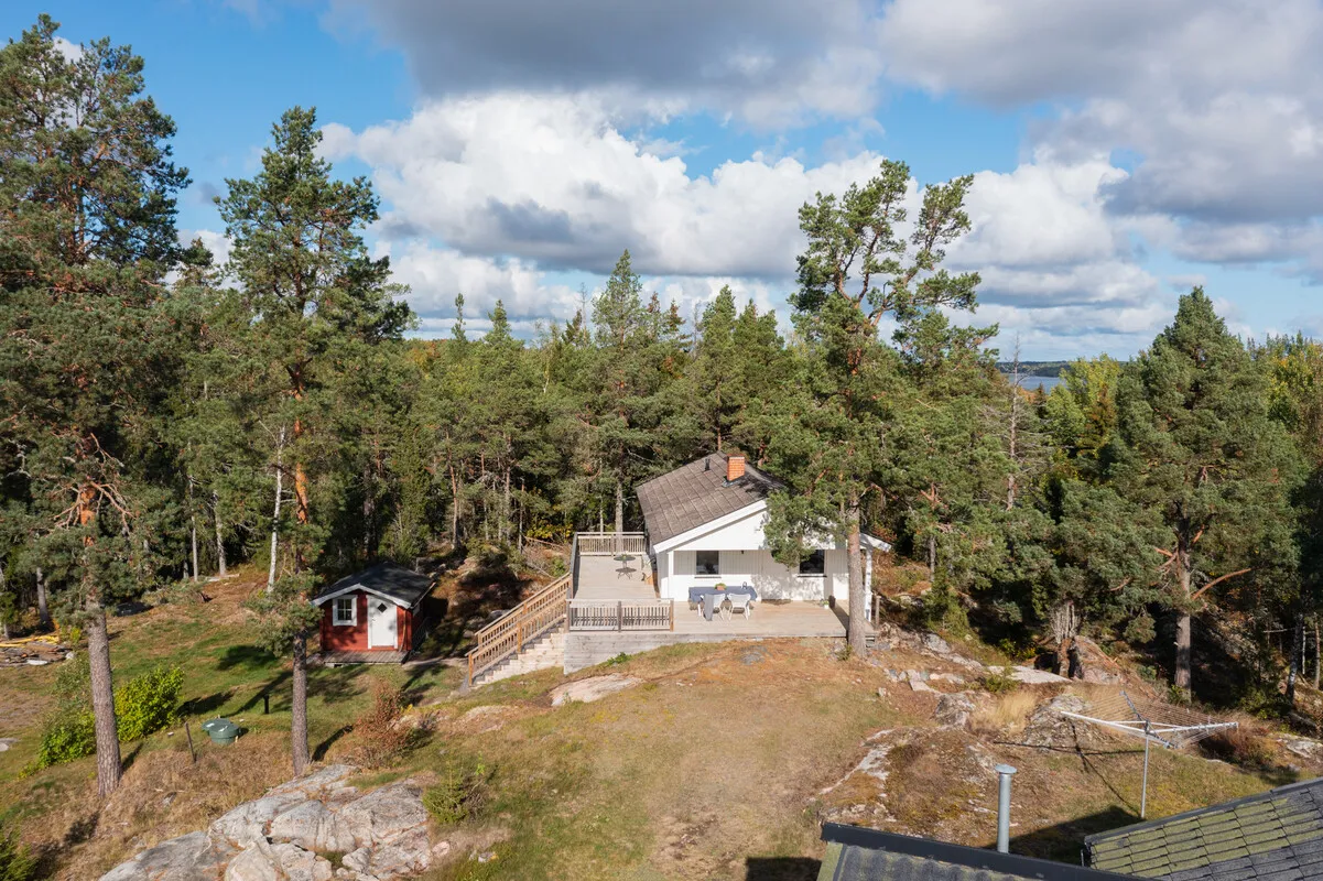 1970s Swedish Country House with Expansive Garden in Väddö - Image 2