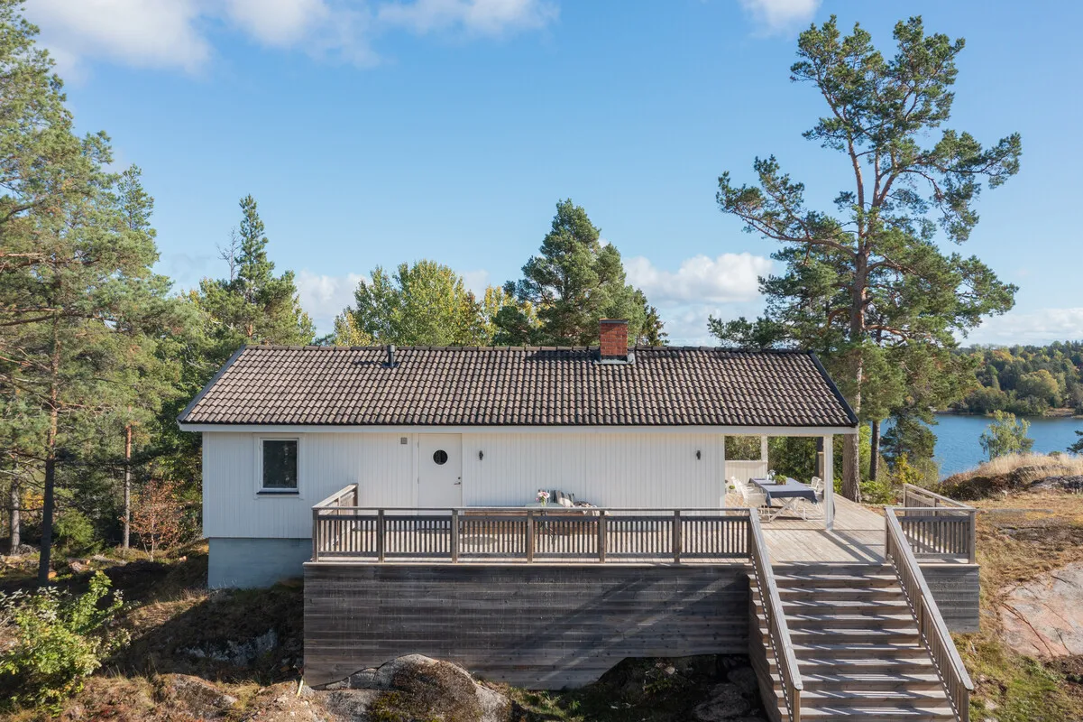 1970s Swedish Country House with Expansive Garden in Väddö - Image 3