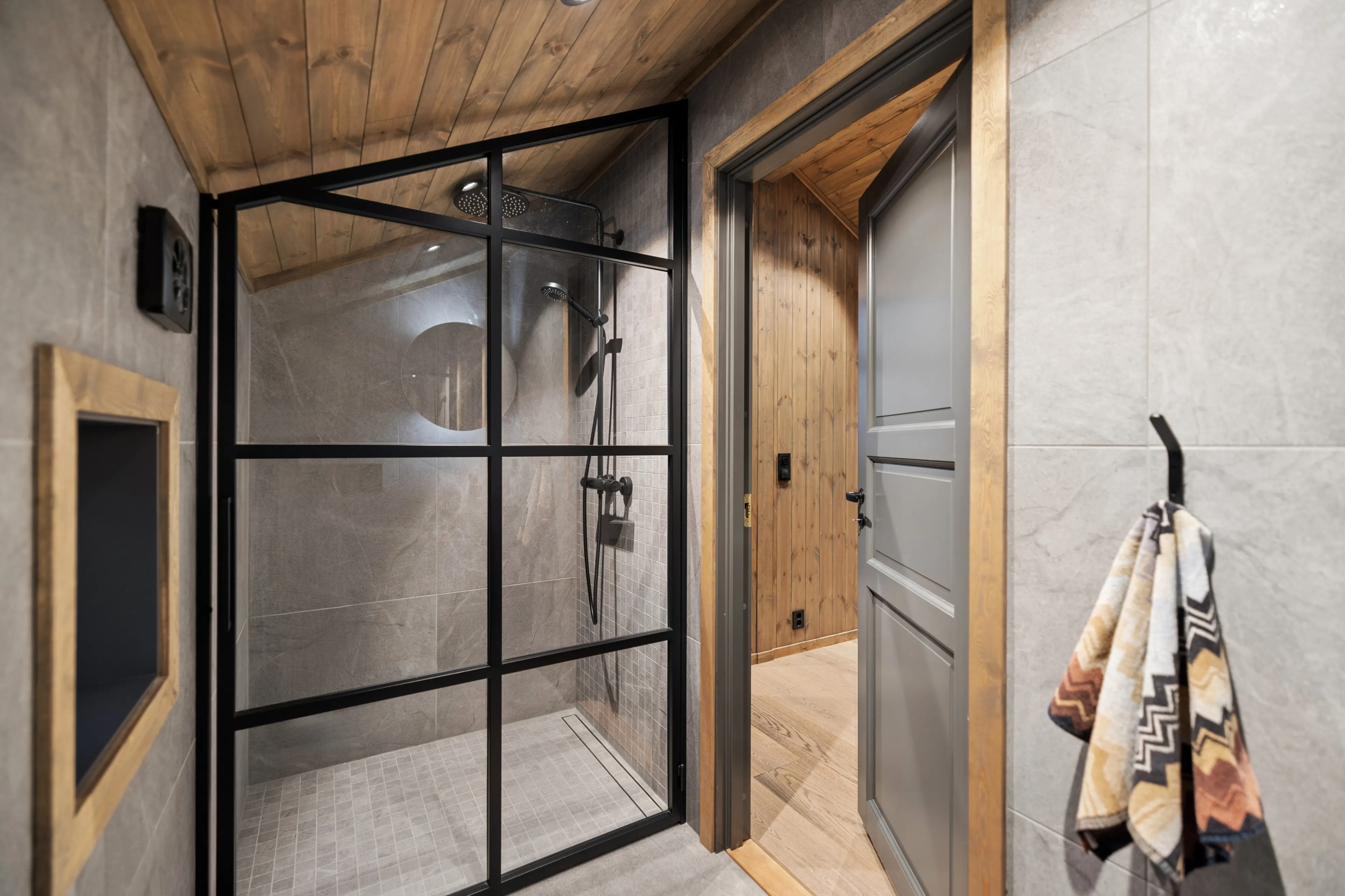Modern 5-Bedroom Cabin in Birkenåsen with Jacuzzi, Sauna, and Large Garden - View image 25 of 41