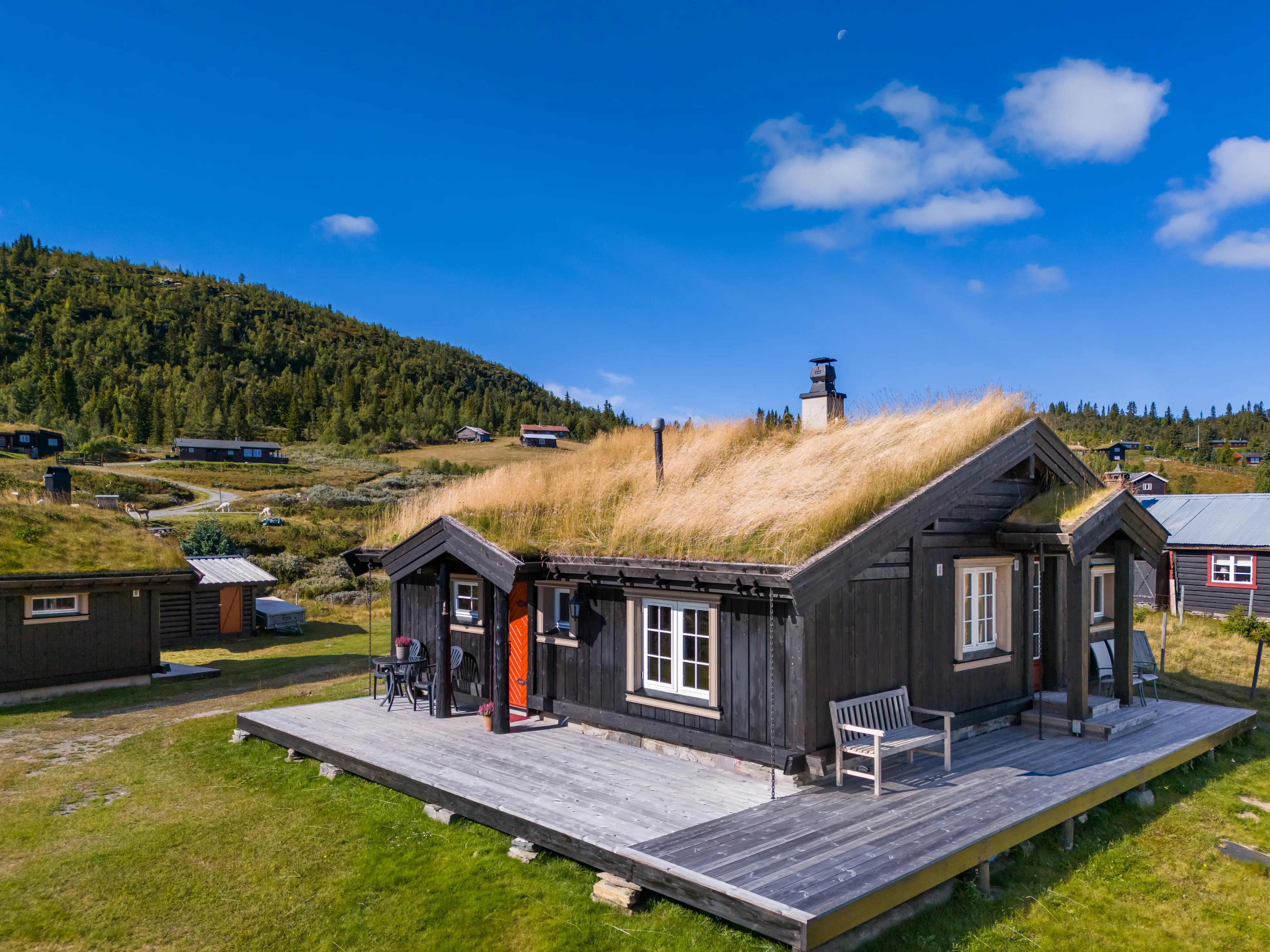 1940s Cabin Retreat with Annex and Garden in Scenic Nesbyen, Norway - Image 4