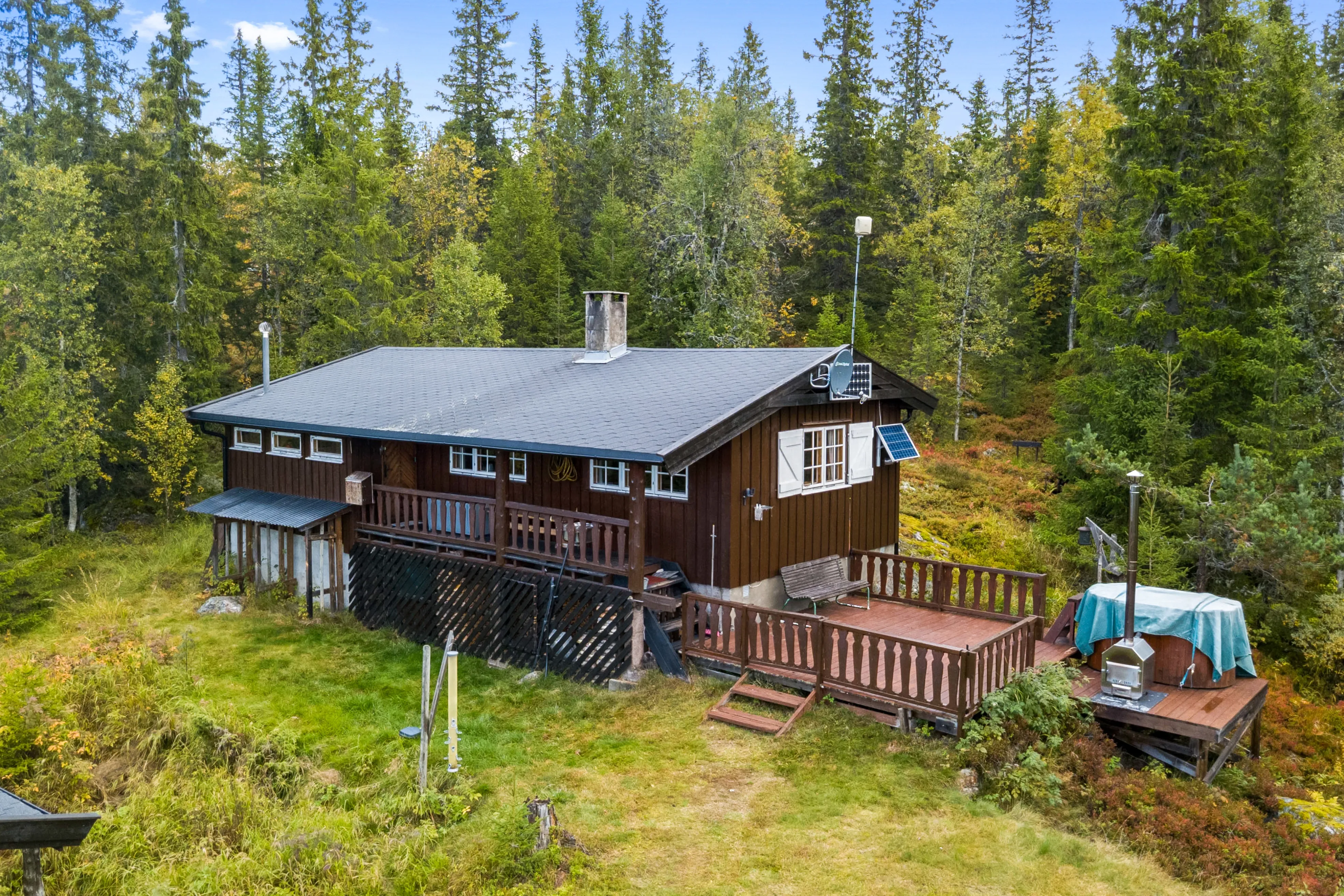 1970s Norwegian Retreat with Terrace and Spa in Veneli - Image 3