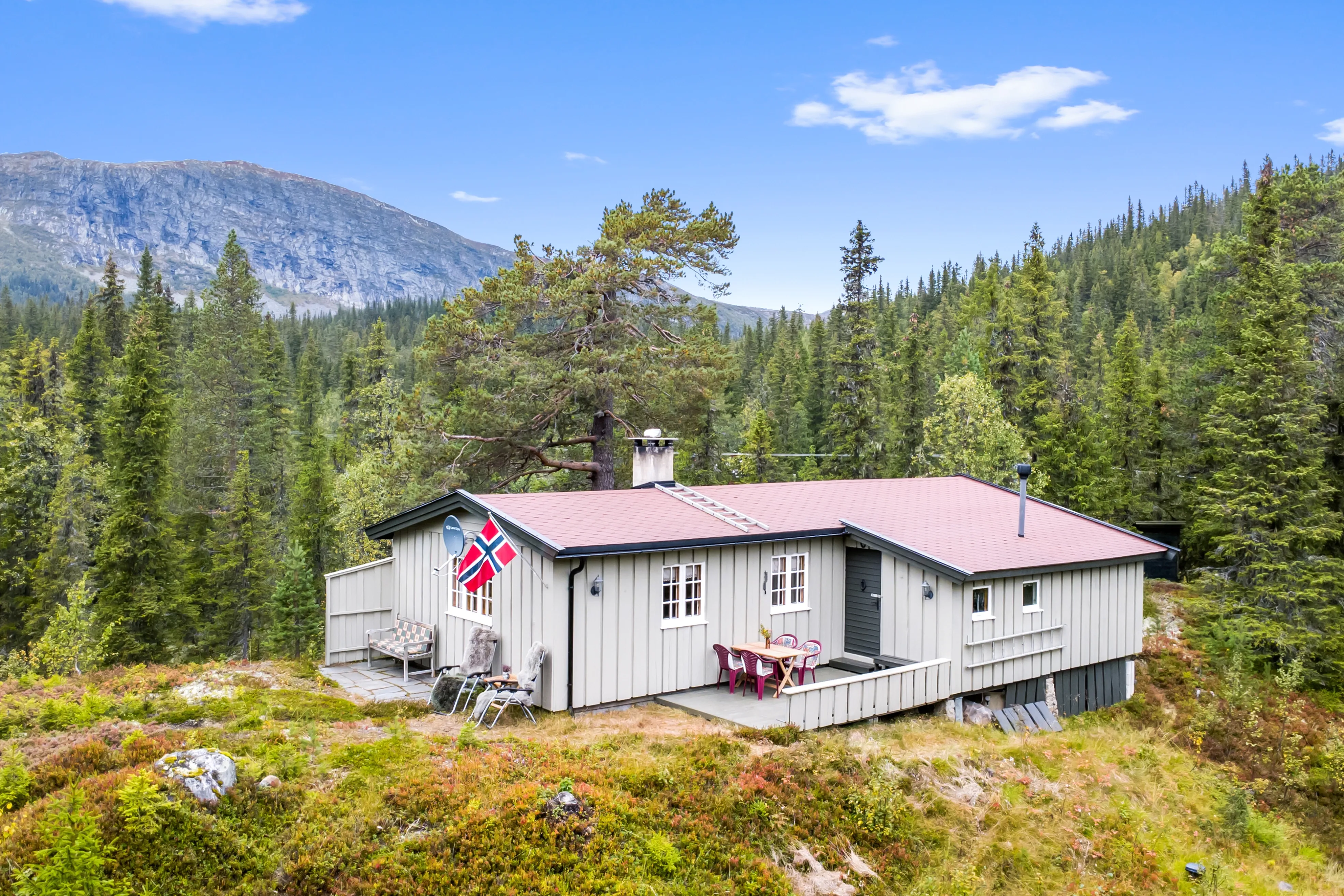 1960s Three-Bedroom Cabin with Terrace in Eggedal, Norway - Image 1