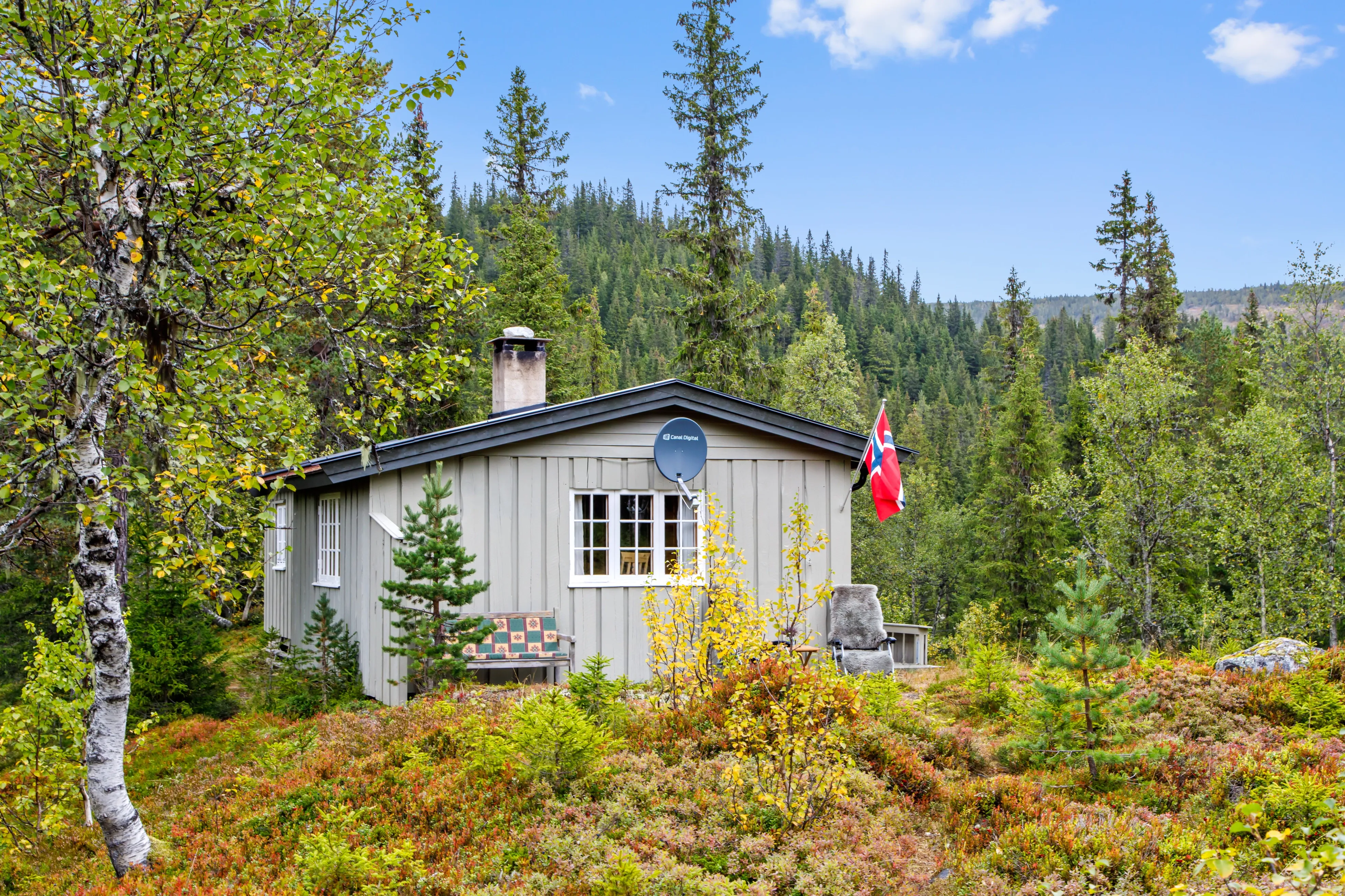 1960s Three-Bedroom Cabin with Terrace in Eggedal, Norway - Image 3