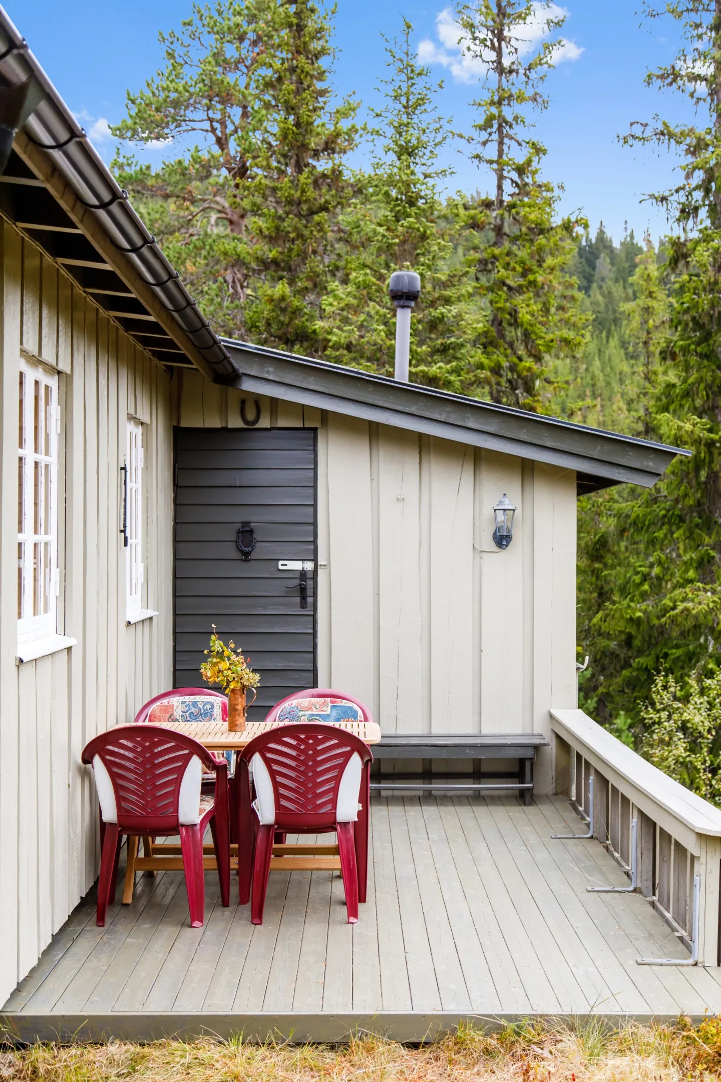 1960s Three-Bedroom Cabin with Terrace in Eggedal, Norway - Image 5