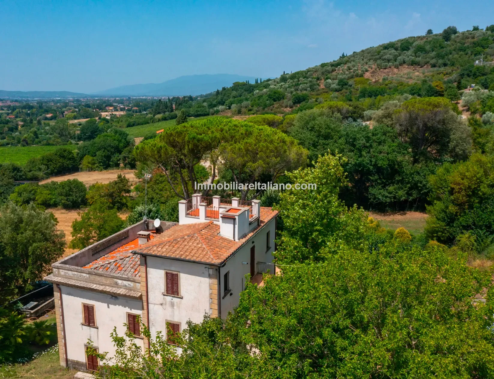 Art Nouveau Villa in Tuscany: 7 Bedrooms, Pool, Guest Apartment - View image 6 of 49