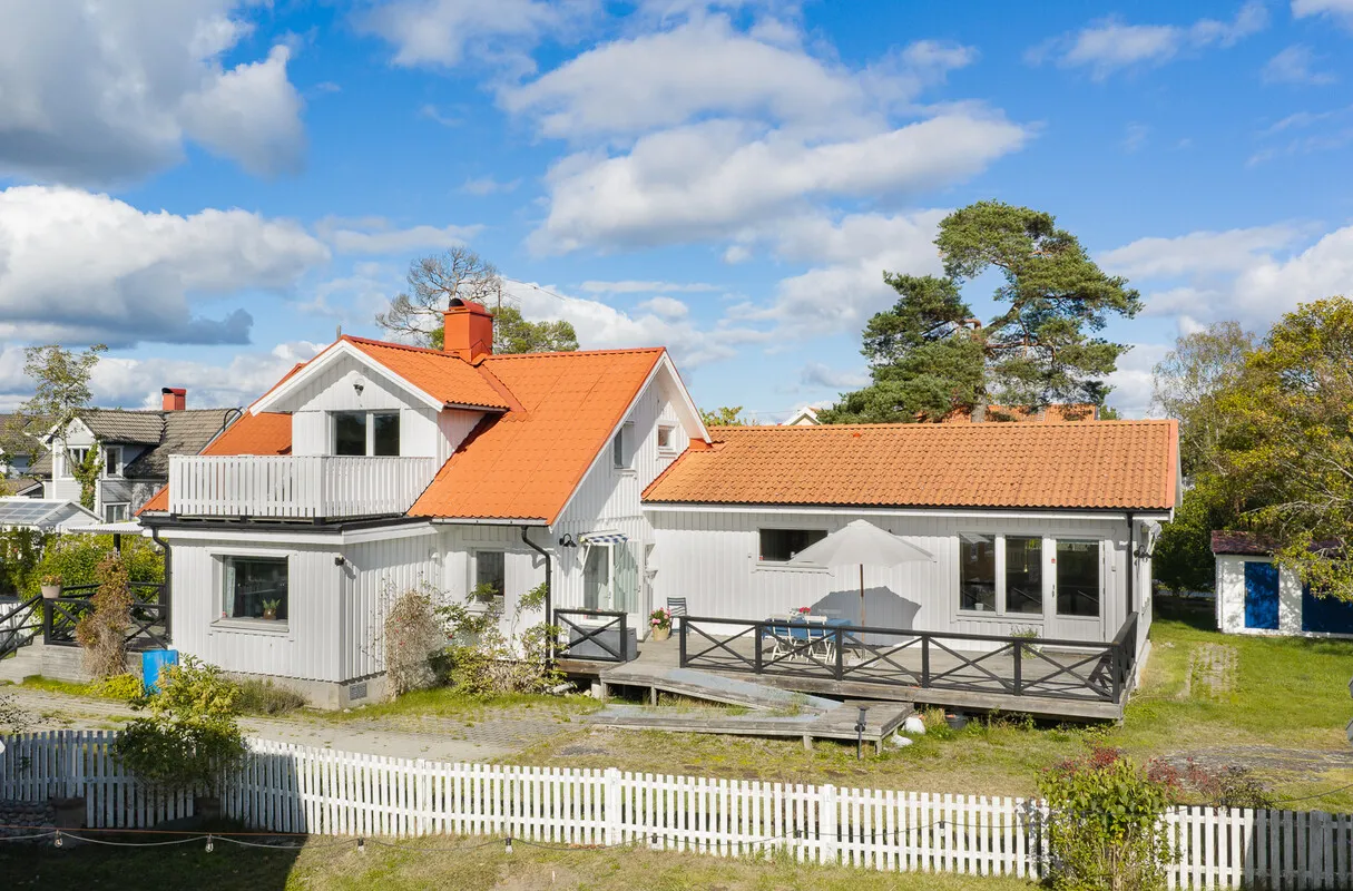 1980s Family Villa with Garden and Balcony in Central Dalarö, Sweden - Image 1