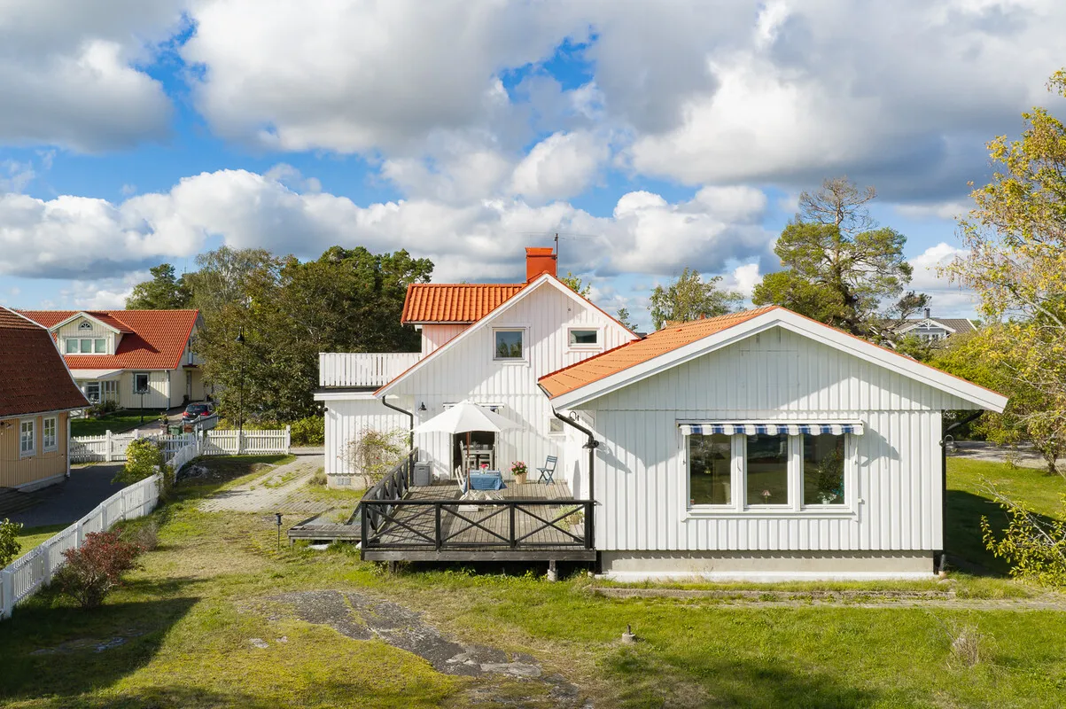 1980s Family Villa with Garden and Balcony in Central Dalarö, Sweden - Image 4