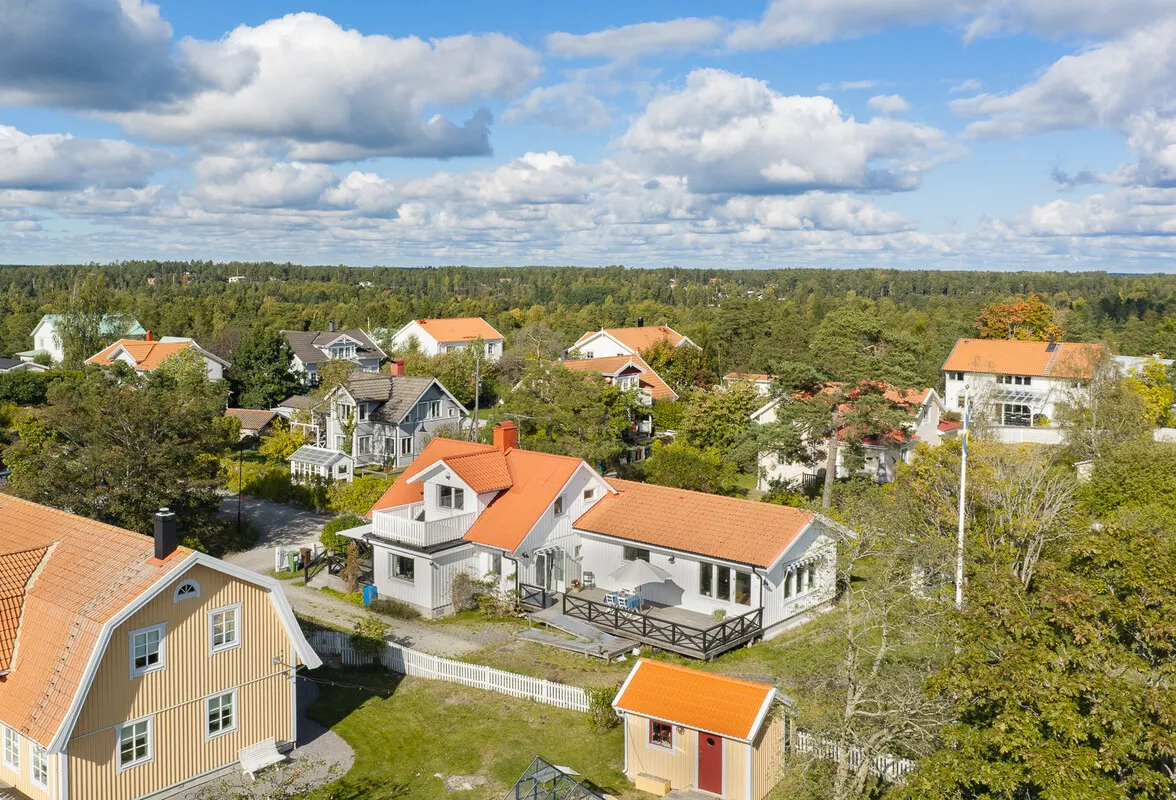 1980s Family Villa with Garden and Balcony in Central Dalarö, Sweden - Image 5