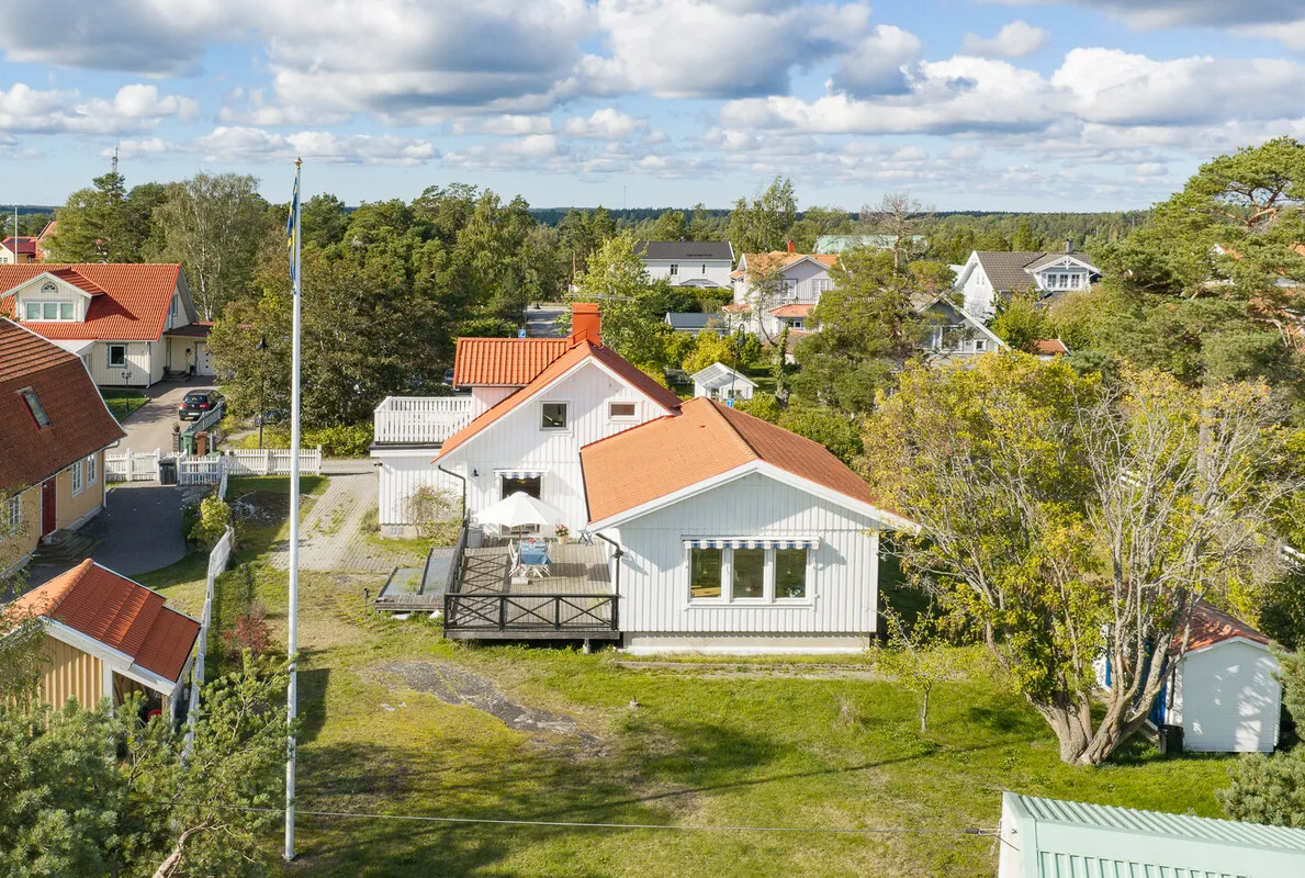 1980s Family Villa with Garden and Balcony in Central Dalarö, Sweden - View image 6 of 40