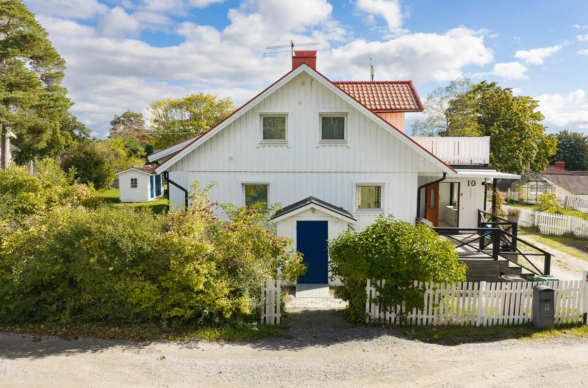 1980s Family Villa with Garden and Balcony in Central Dalarö, Sweden - View image 7 of 40
