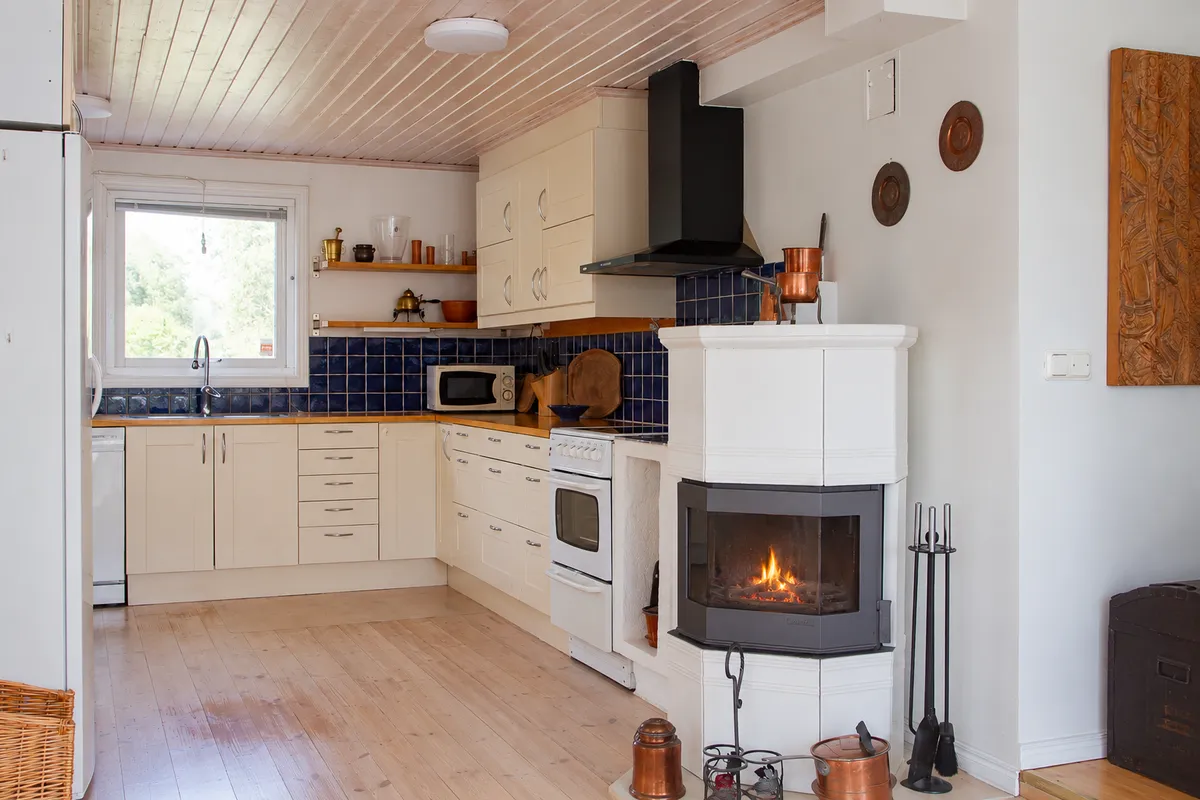 1980s Family Villa with Garden and Balcony in Central Dalarö, Sweden - View image 12 of 40