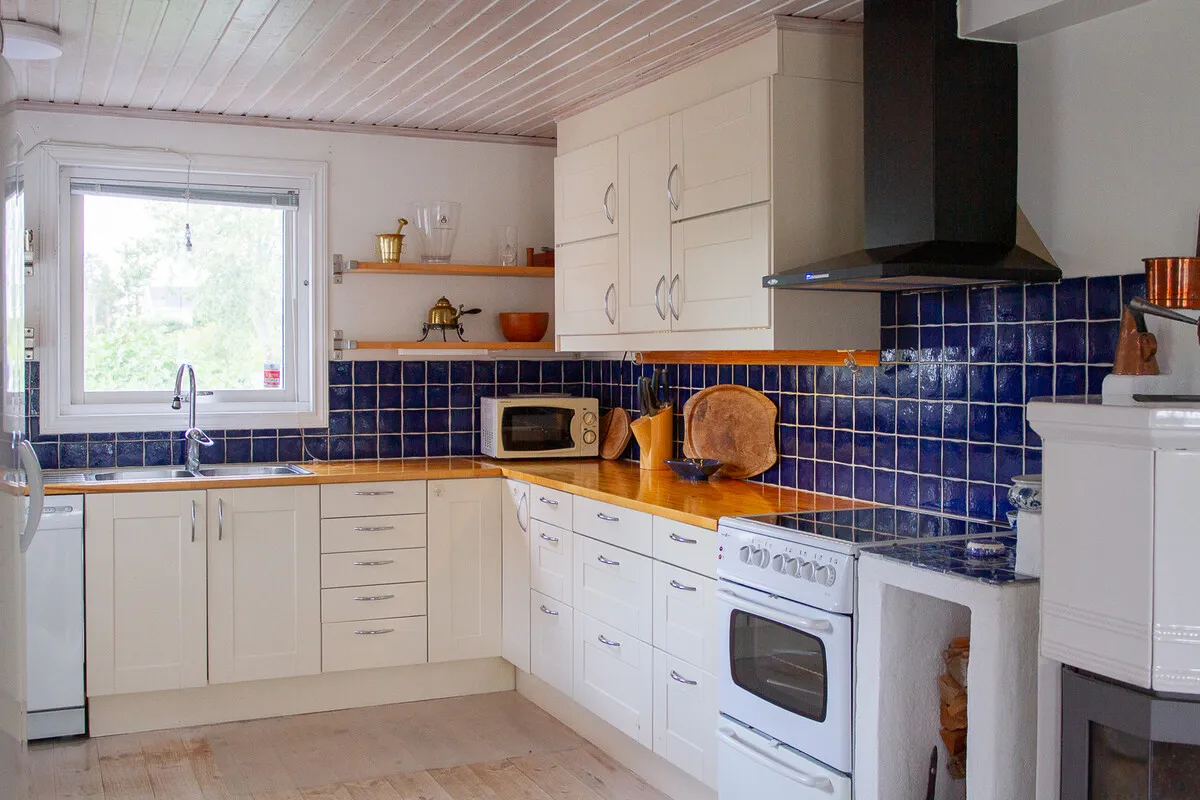 1980s Family Villa with Garden and Balcony in Central Dalarö, Sweden - View image 13 of 40
