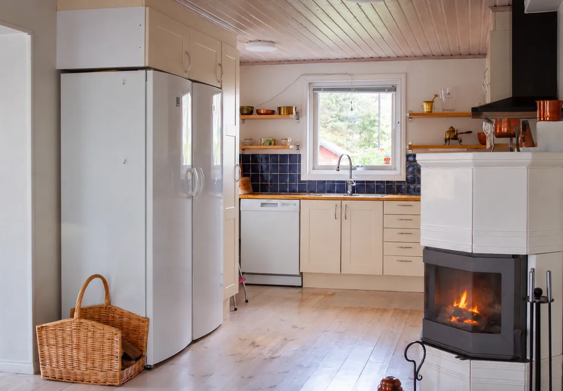 1980s Family Villa with Garden and Balcony in Central Dalarö, Sweden - View image 14 of 40