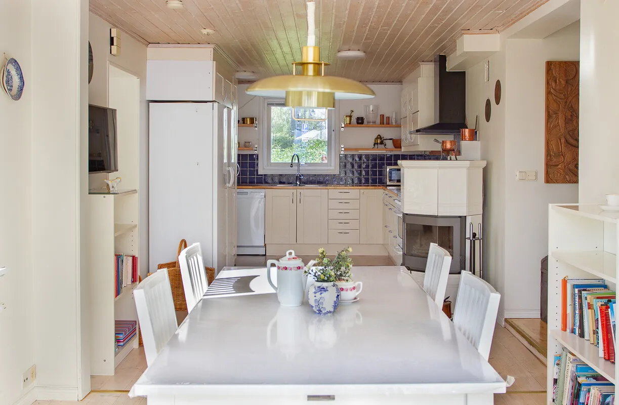 1980s Family Villa with Garden and Balcony in Central Dalarö, Sweden - View image 17 of 40