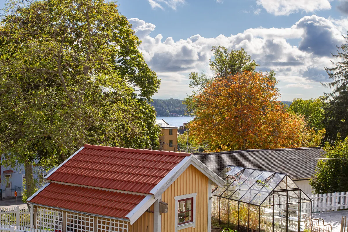 1980s Family Villa with Garden and Balcony in Central Dalarö, Sweden - View image 32 of 40