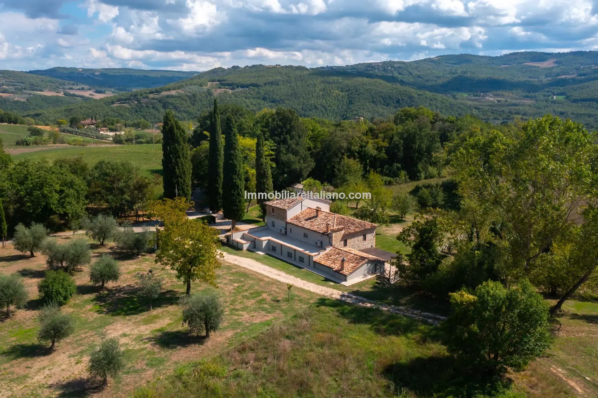 Modern 6-Bedroom Country House with Expansive Land in Todi, Umbria - Image 1