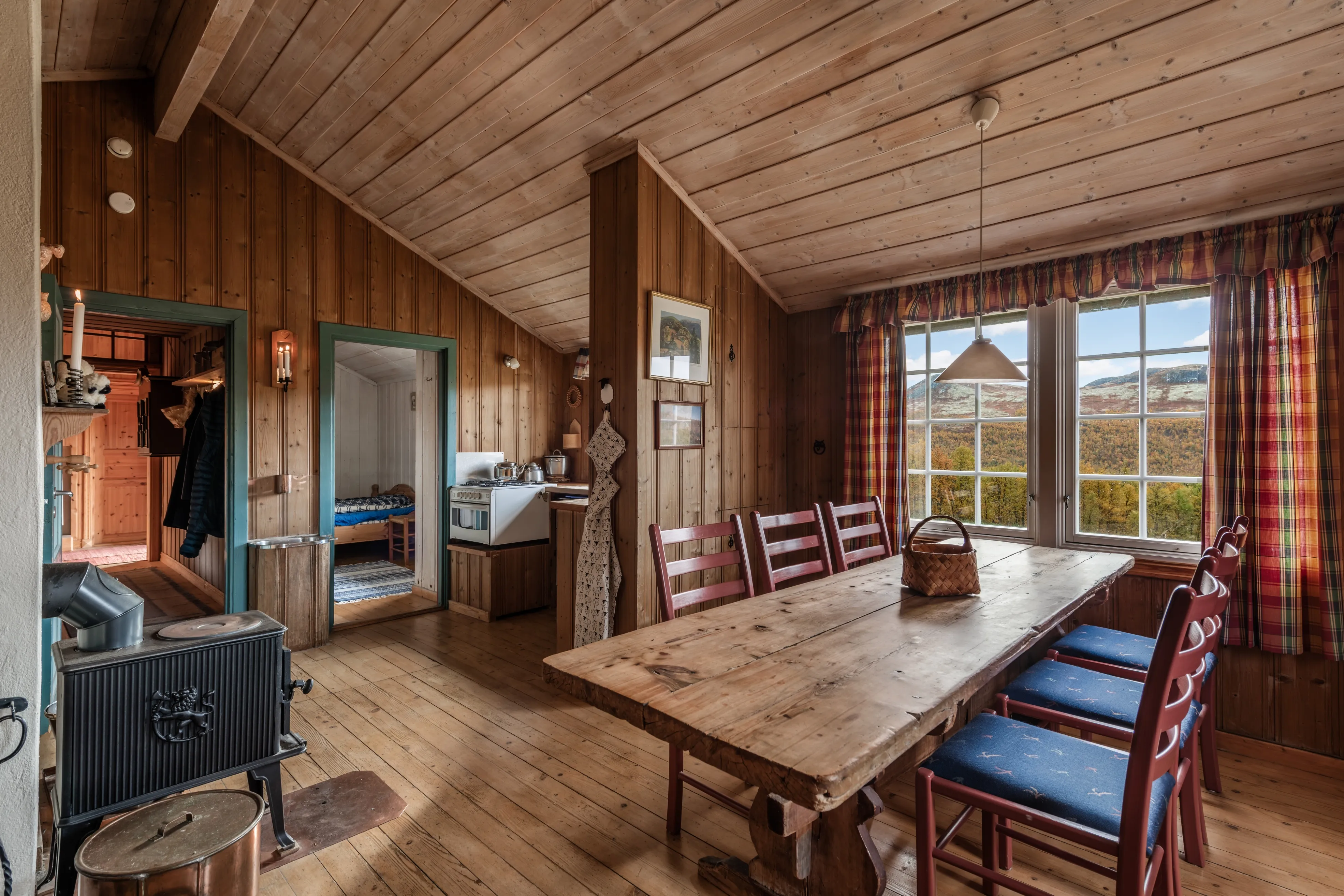 Cabana de meados do século com 3 quartos e aquecimento a lenha na pitoresca Uvdal, na Noruega - Image 3