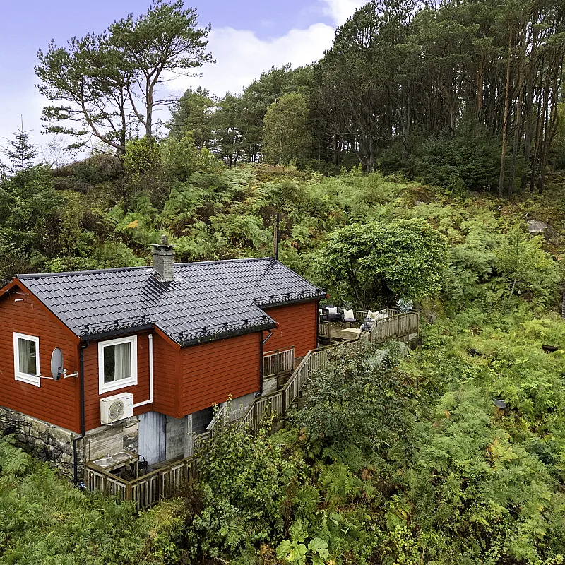 1960s Norwegian Coastal Cabin with Expansive Grounds and Terrace