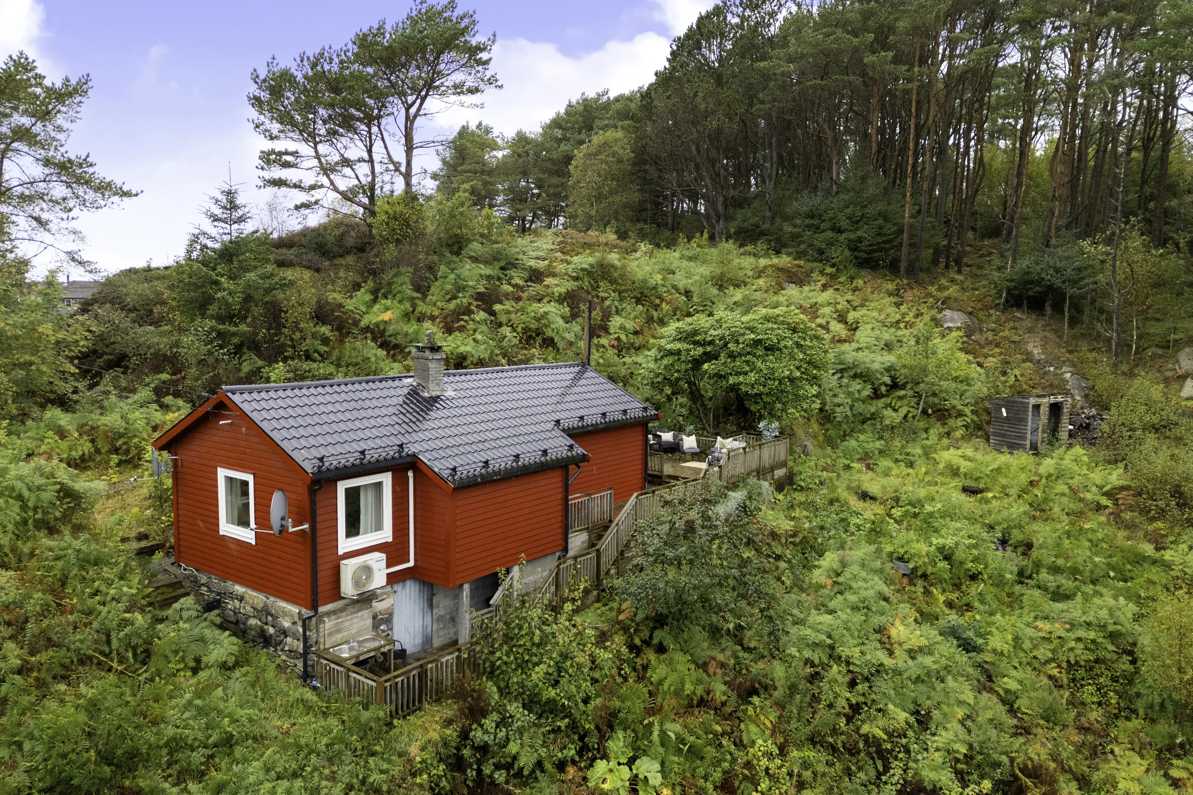 1960s Norwegian Coastal Cabin with Expansive Grounds and Terrace - Image 1