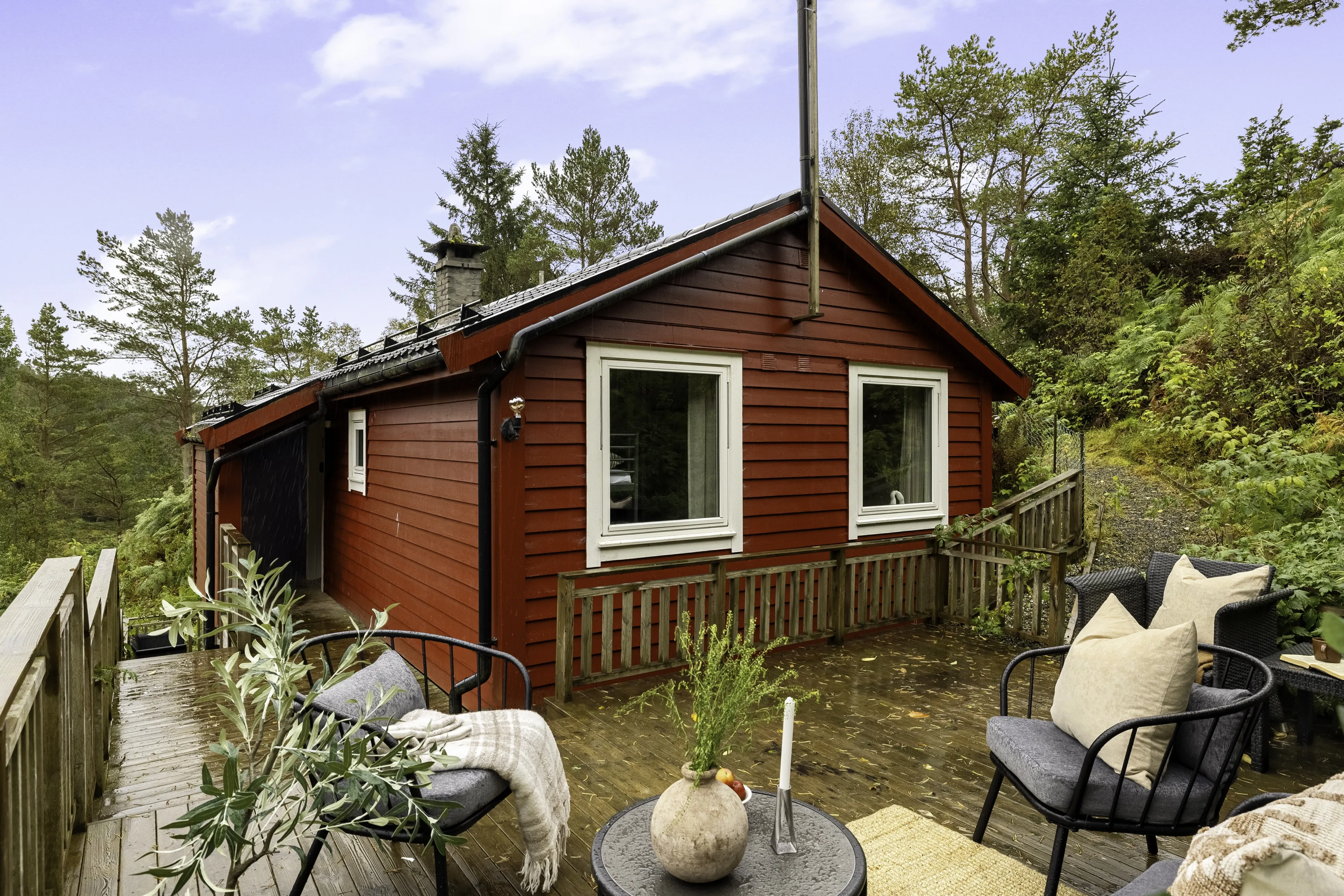 1960s Norwegian Coastal Cabin with Expansive Grounds and Terrace - Image 2