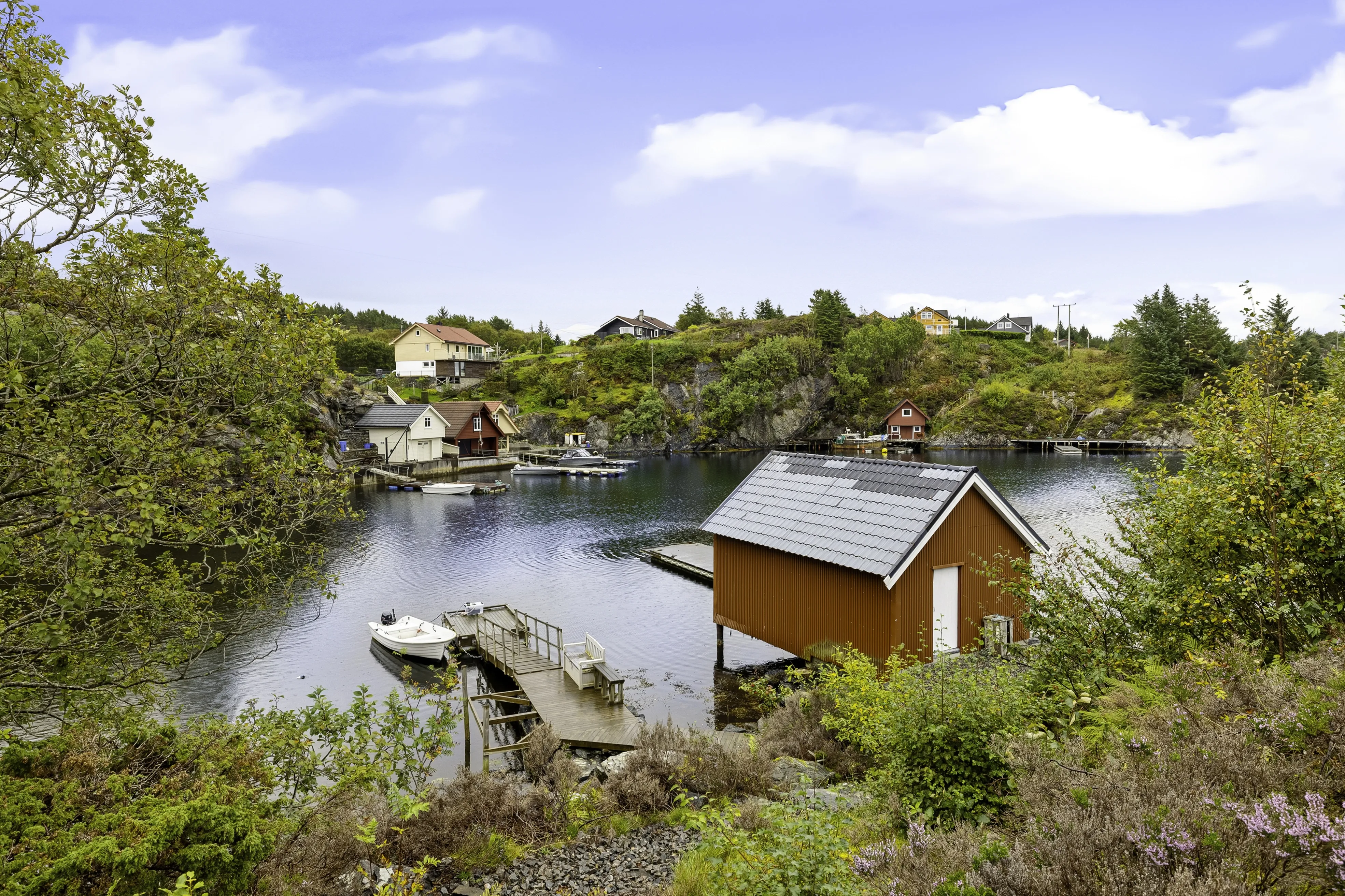 1960s Norwegian Coastal Cabin with Expansive Grounds and Terrace - Image 3