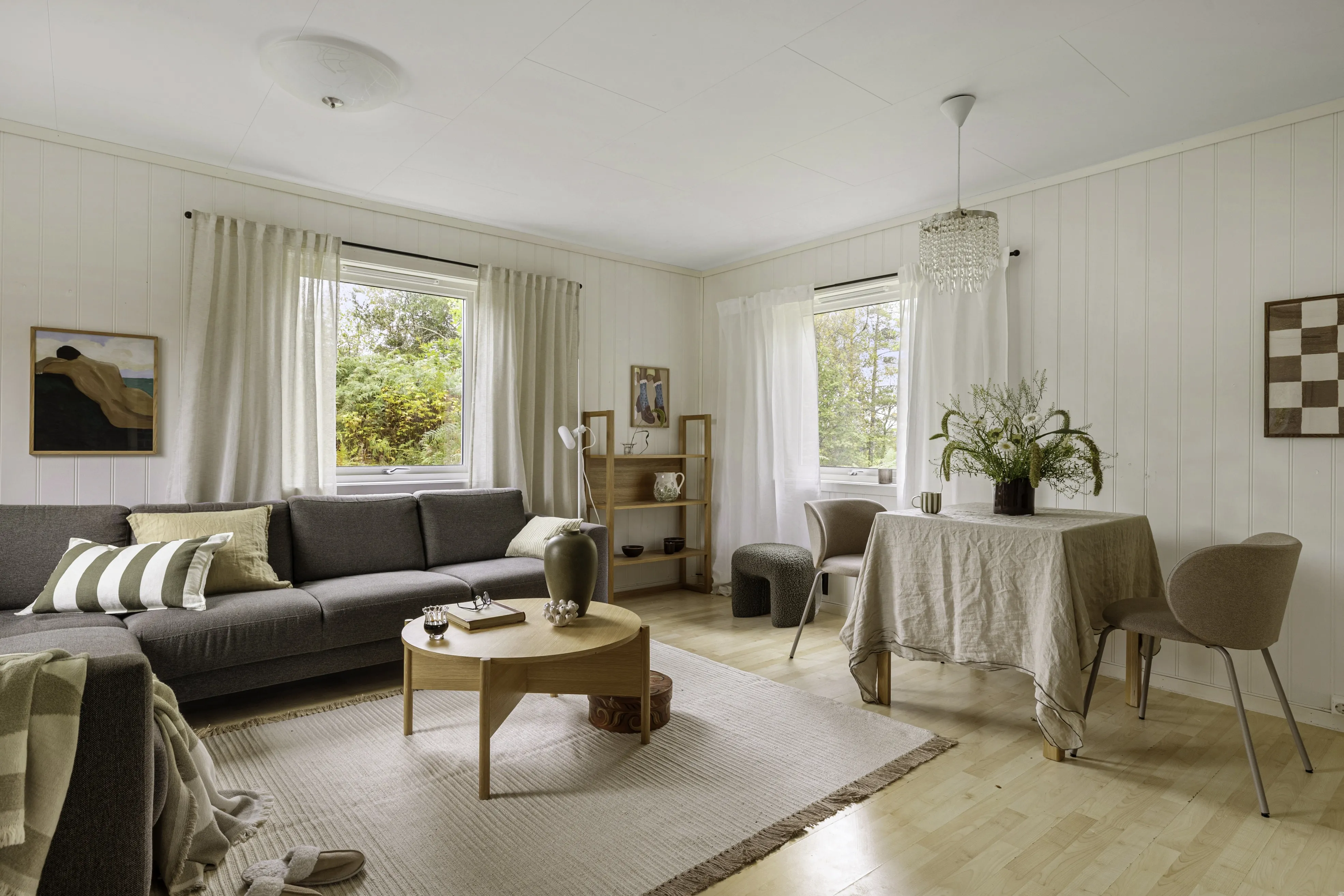 1960s Norwegian Coastal Cabin with Expansive Grounds and Terrace - Image 4