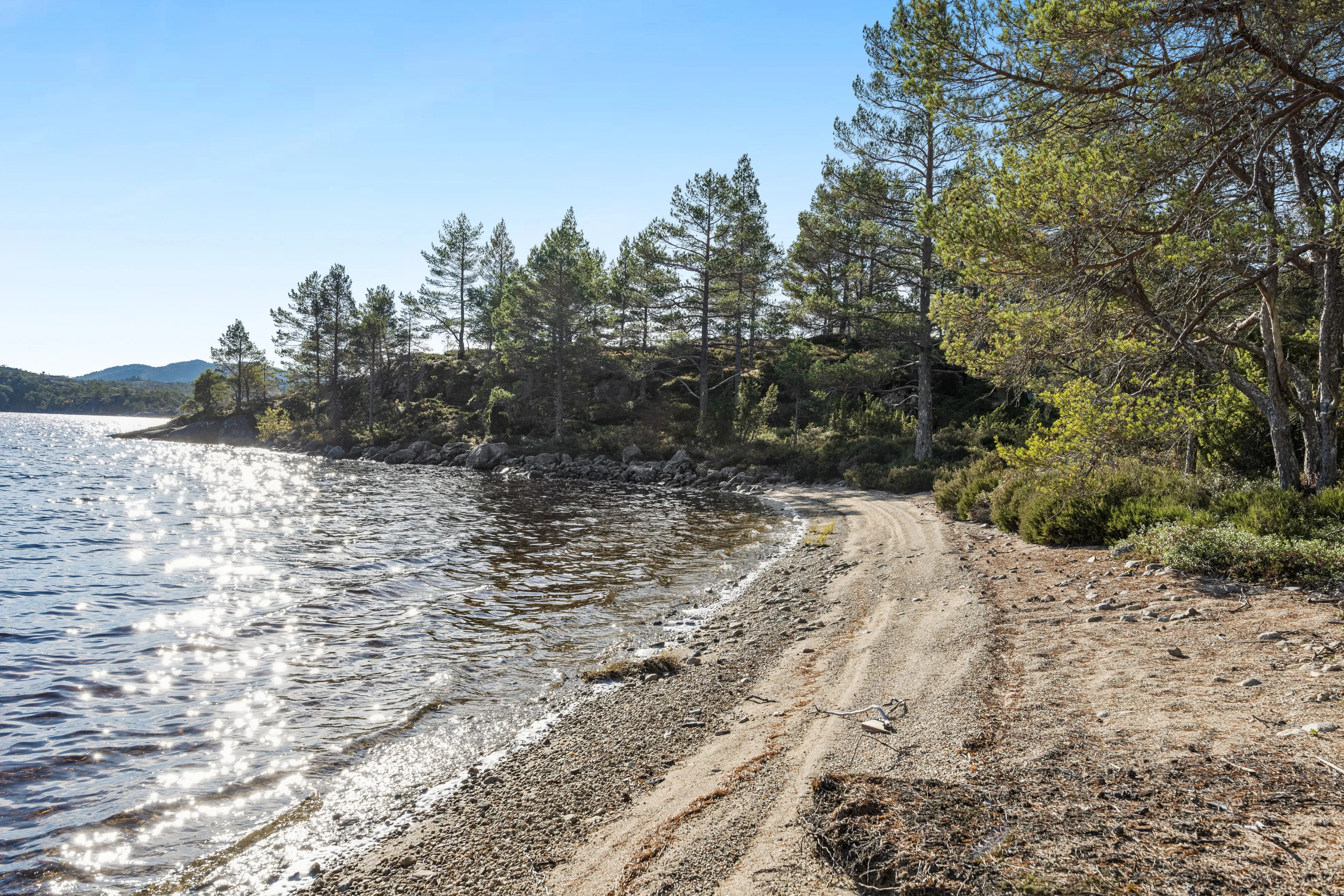 1990s Norwegian Country House with Terrace in Scenic Kvenvær - Image 2