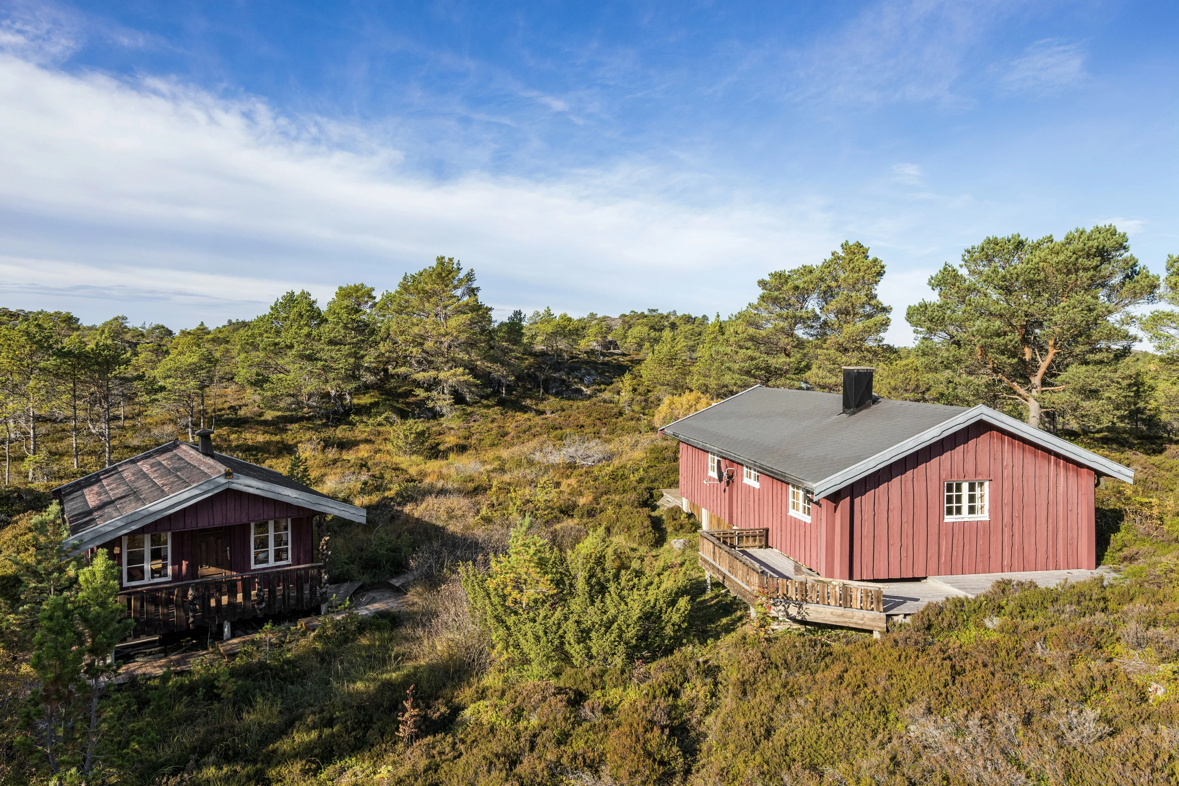 1990s Norwegian Country House with Terrace in Scenic Kvenvær - Image 4