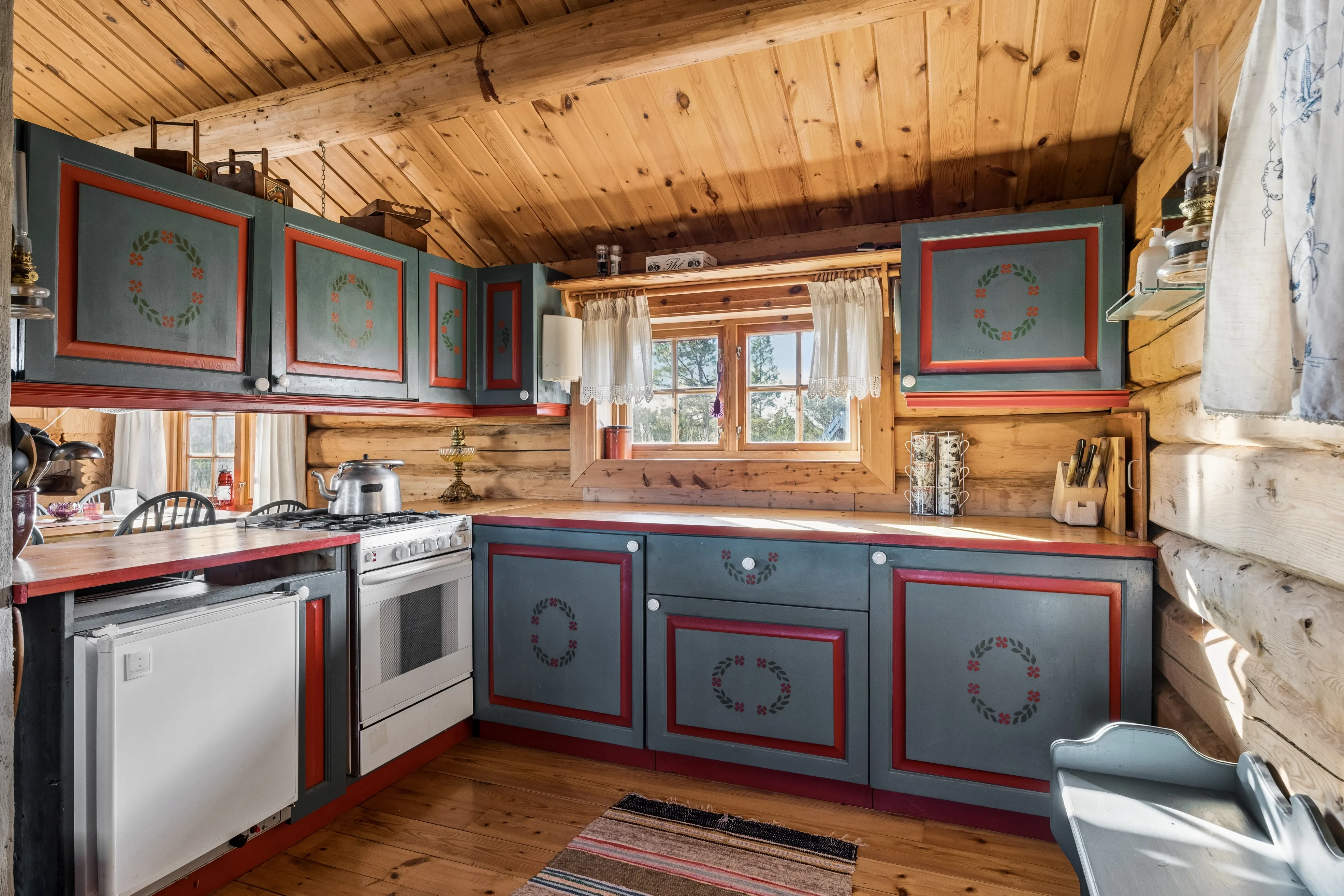 1990s Norwegian Country House with Terrace in Scenic Kvenvær - View image 9 of 36