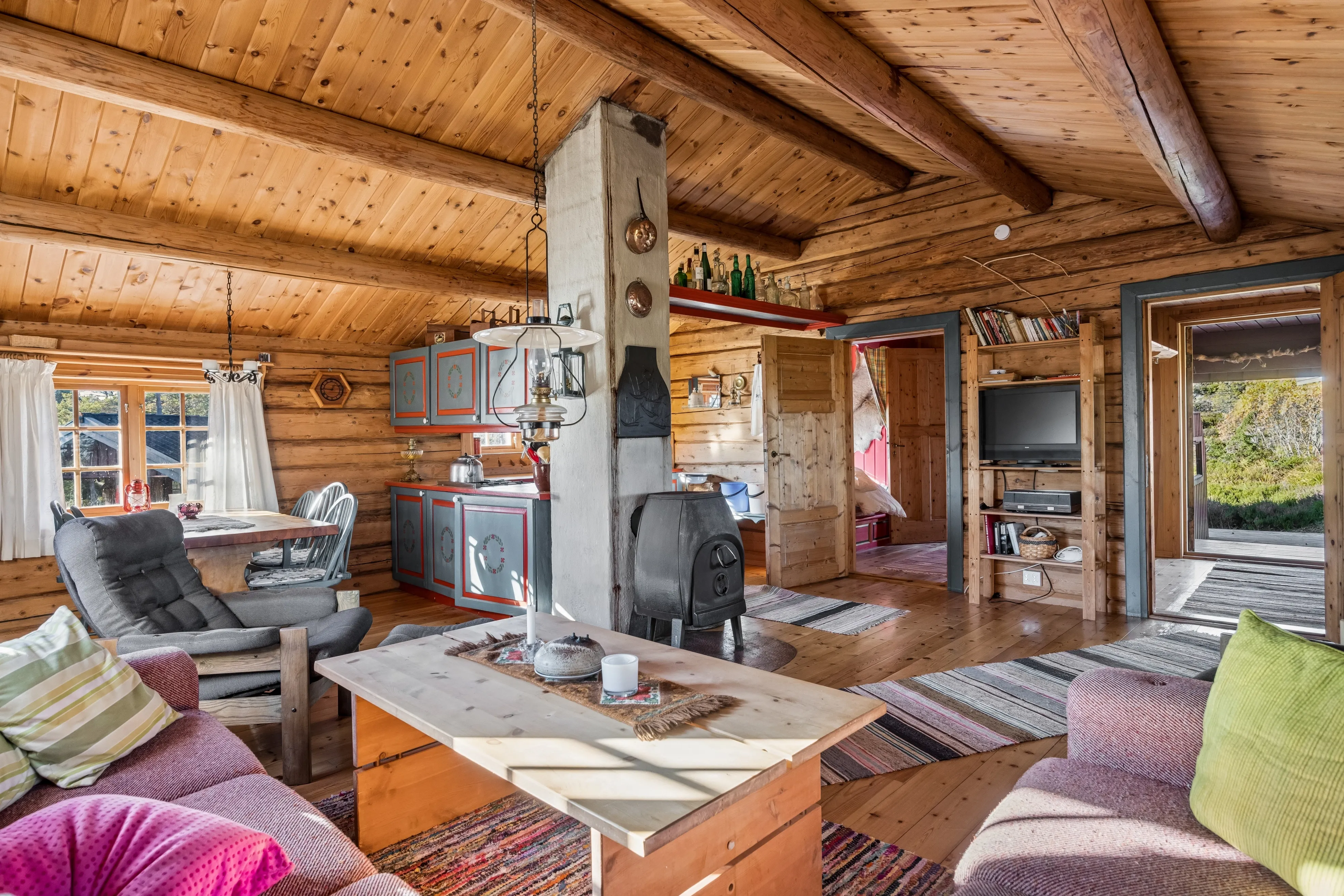 1990s Norwegian Country House with Terrace in Scenic Kvenvær - View image 12 of 36