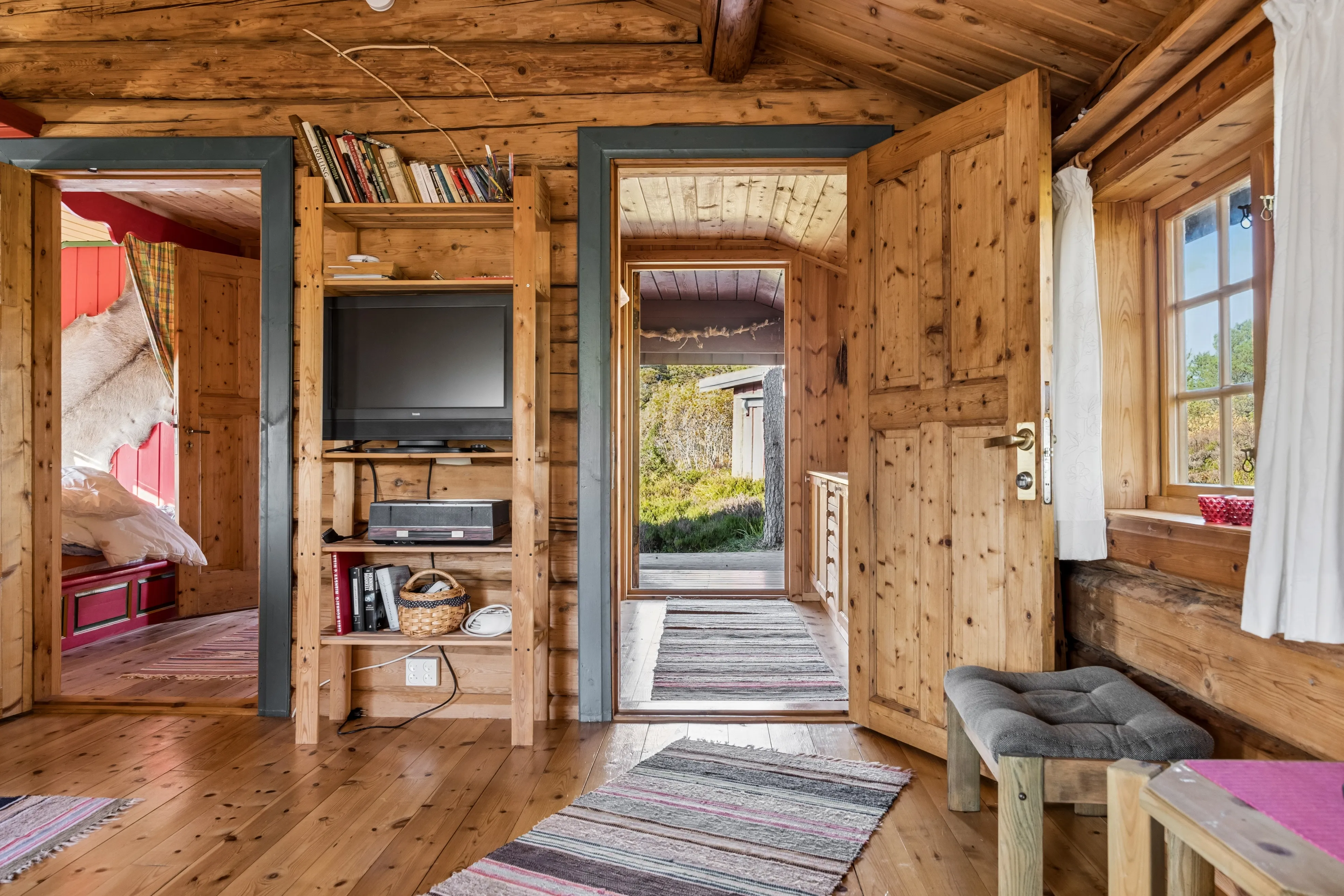 1990s Norwegian Country House with Terrace in Scenic Kvenvær - View image 14 of 36