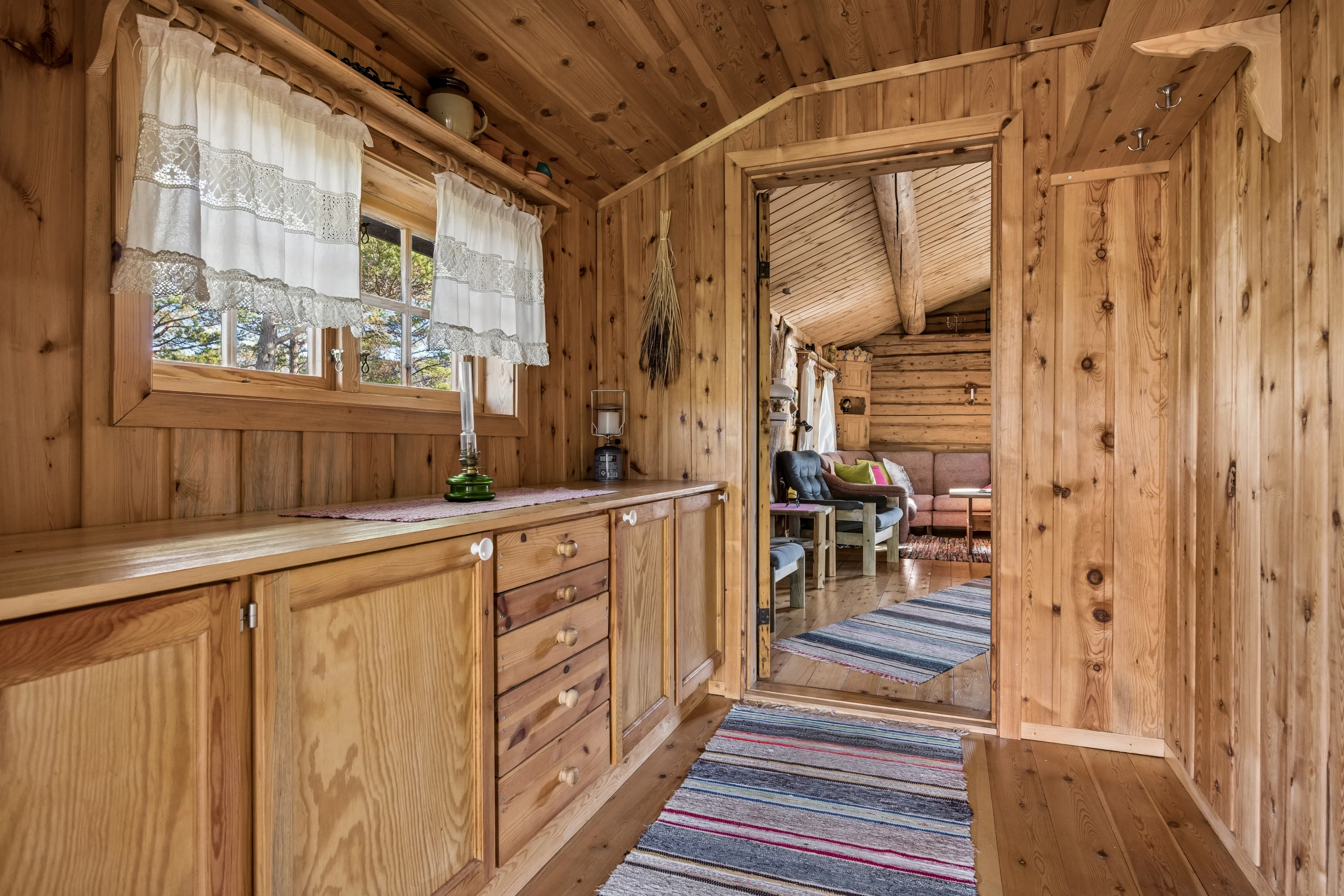 1990s Norwegian Country House with Terrace in Scenic Kvenvær - View image 20 of 36