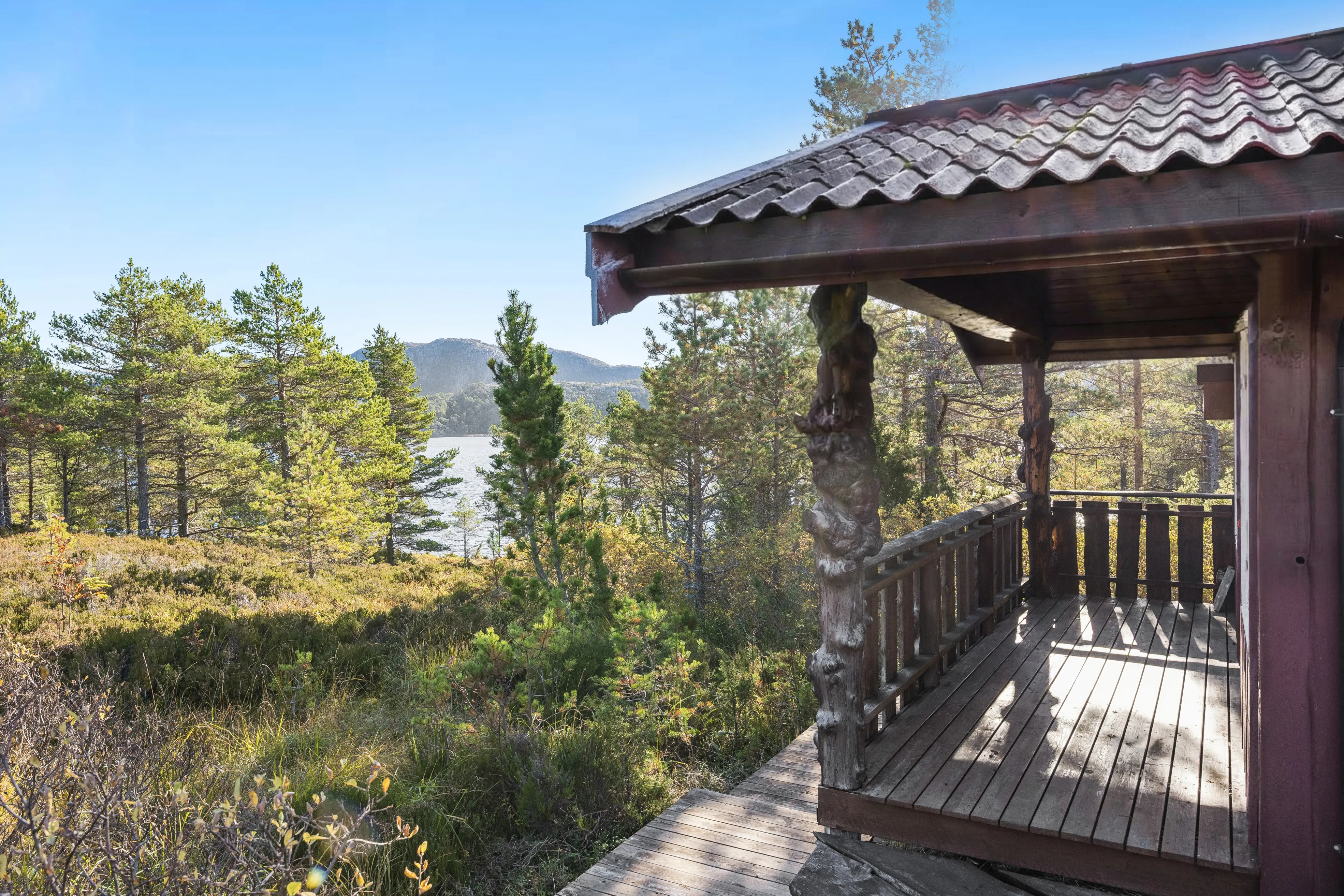 1990s Norwegian Country House with Terrace in Scenic Kvenvær - View image 25 of 36
