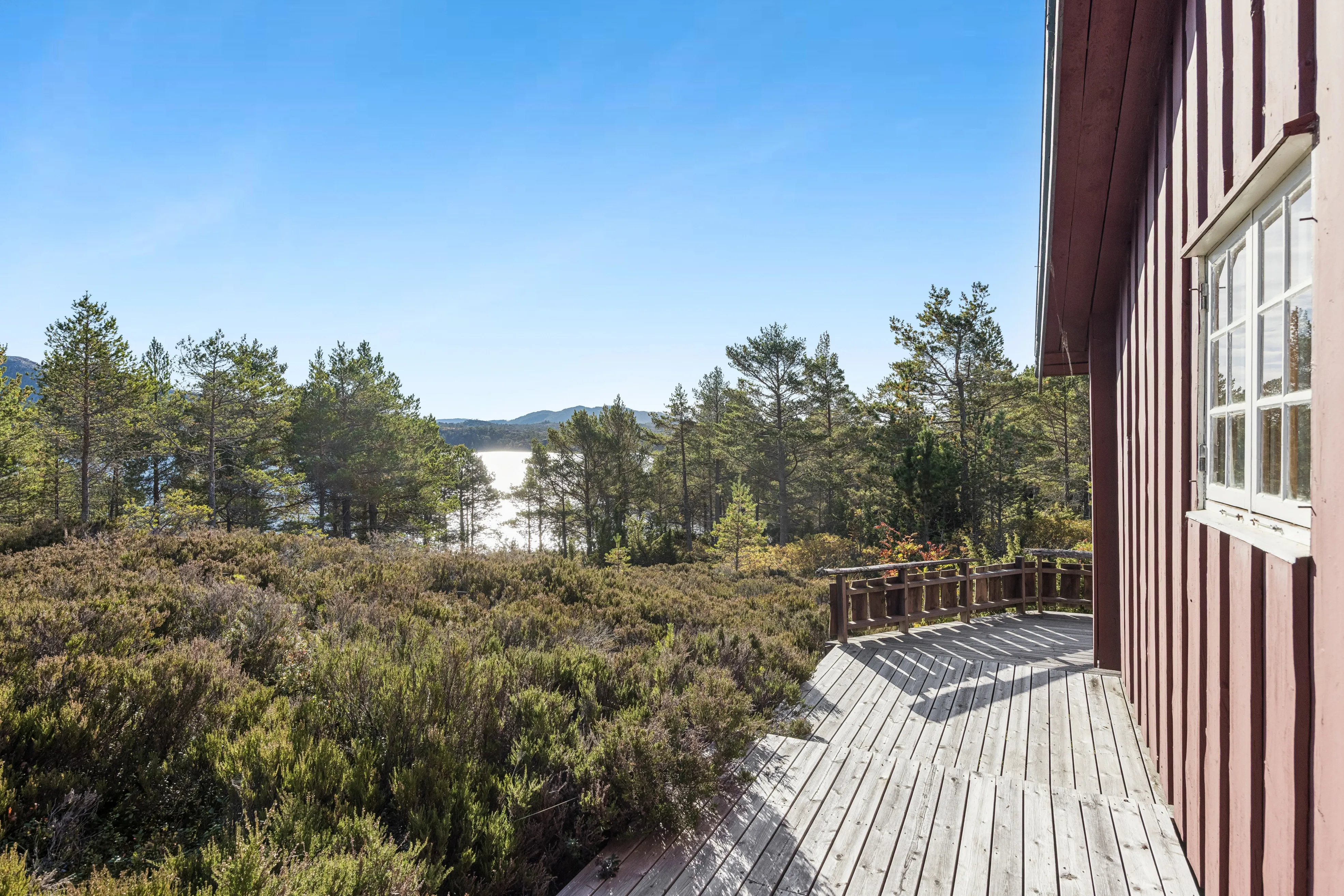 1990s Norwegian Country House with Terrace in Scenic Kvenvær - View image 29 of 36