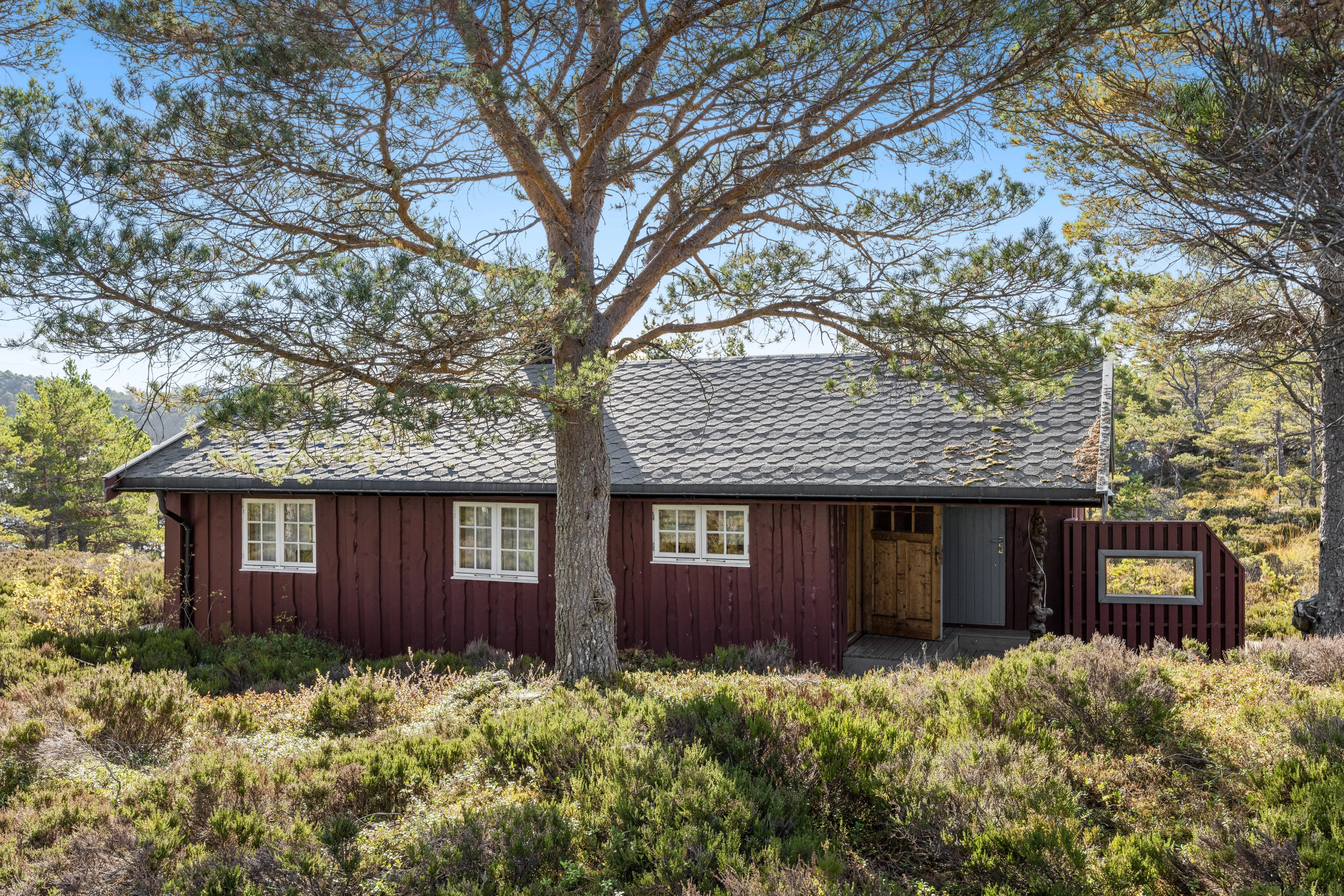 1990s Norwegian Country House with Terrace in Scenic Kvenvær - View image 32 of 36